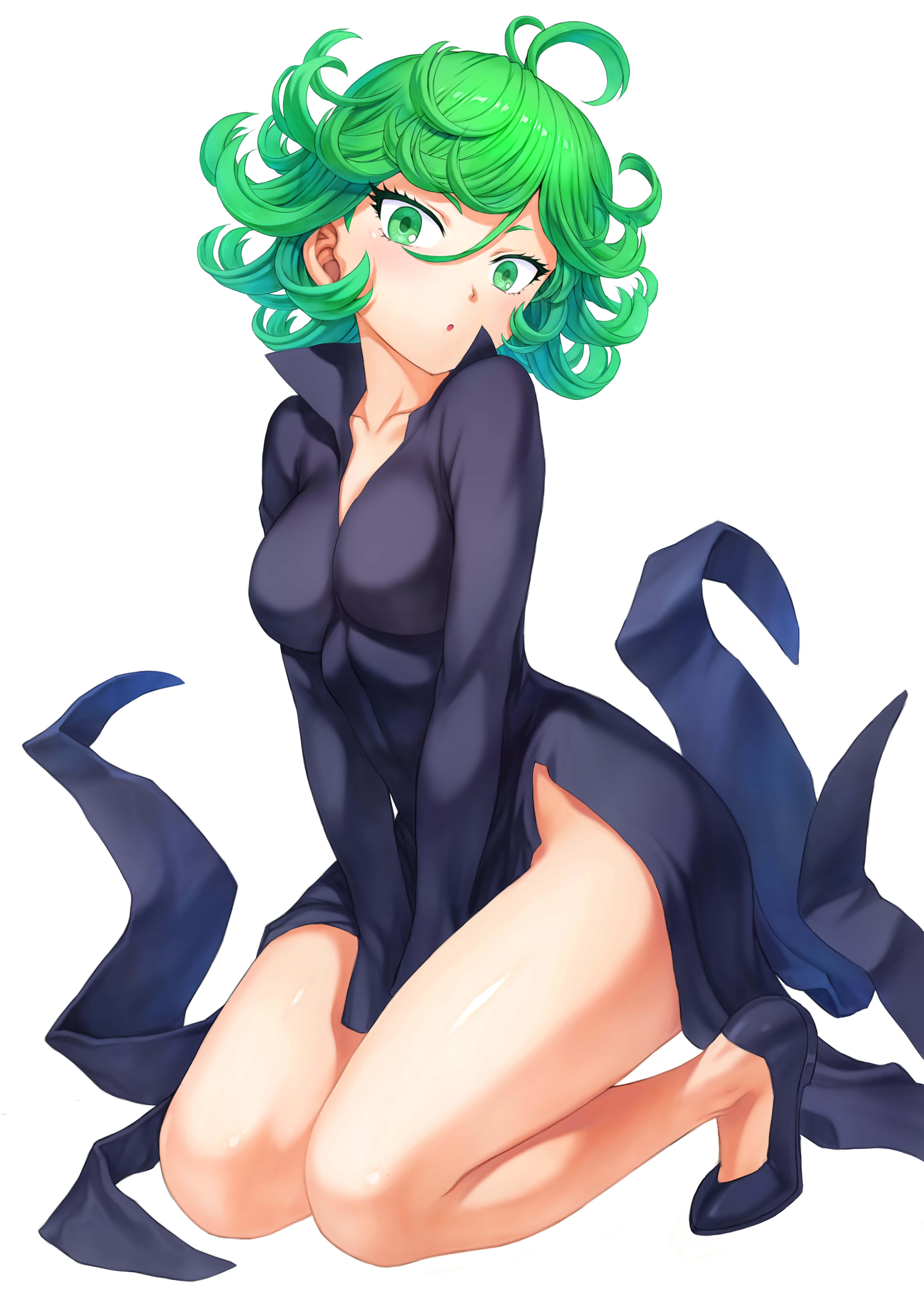Tatsumaki 桌布 壁紙 — 一個充滿活力的動漫女孩，擁有捲曲的綠色頭髮和相配的眼睛，穿著時尚的深色服裝，跪在純白色背景前。