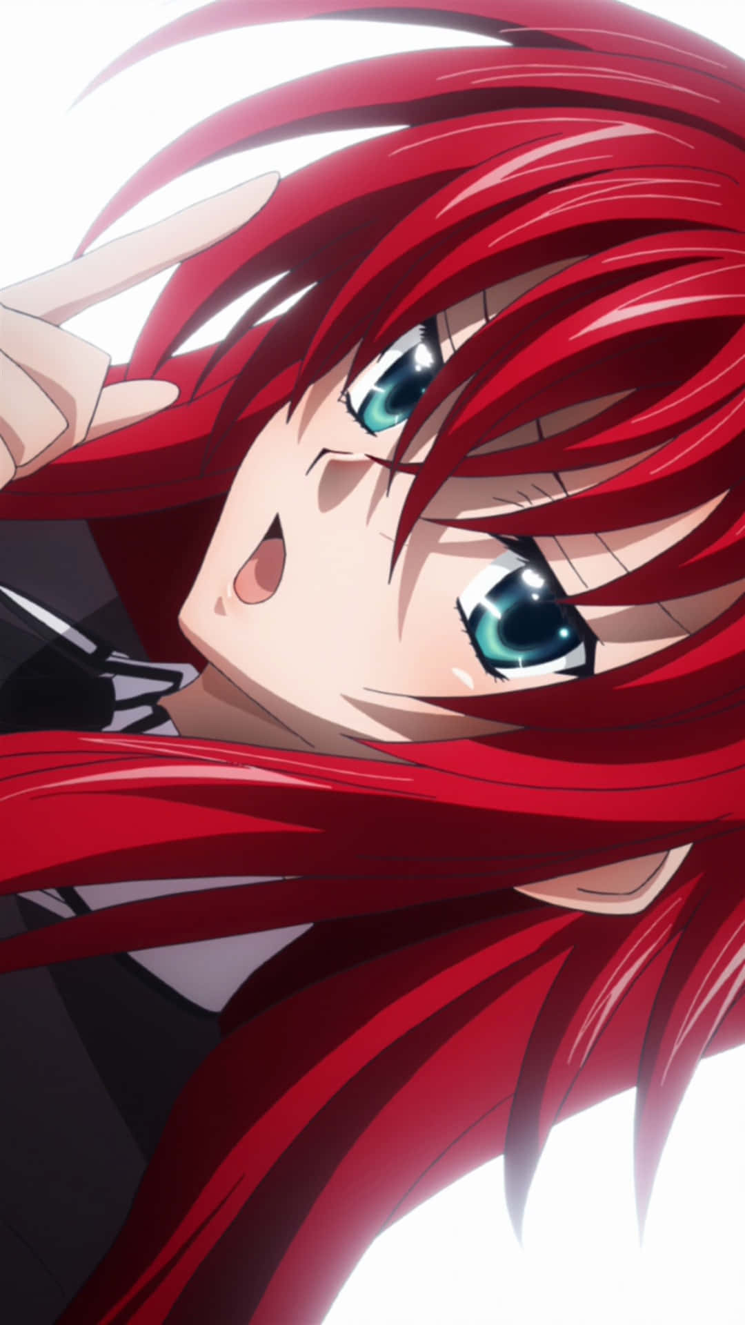 Rias Gremory 桌布 壁紙 — 一個充滿活力的動漫女孩，擁有火紅的頭髮和引人注目的藍綠色眼睛，在明亮的白色背景前做出一個俏皮的和平手勢。