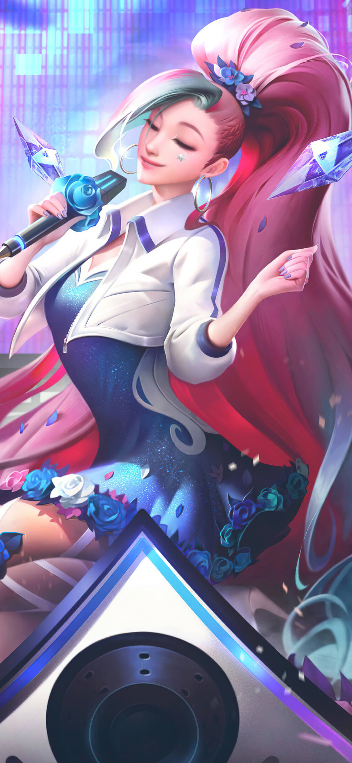電玩遊戲 桌布 壁紙 — 一個充滿活力的動漫女孩，粉紅色頭髮和藍色玫瑰，在霓虹燈舞台背景下對著發光的麥克風唱歌。