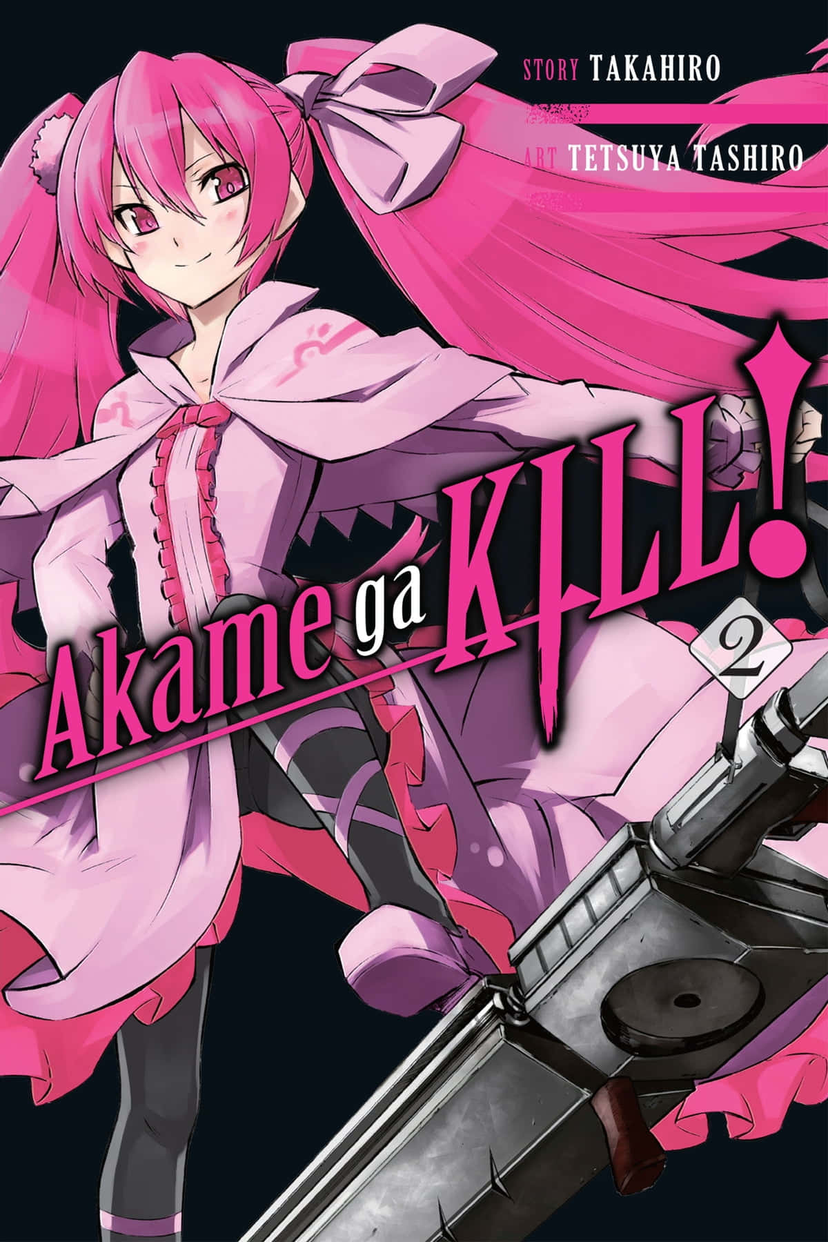 akame 桌布 壁紙 — 一個充滿活力的動漫女孩，粉紅色頭髮和蝴蝶結，在黑暗背景下揮舞著一把大槍。