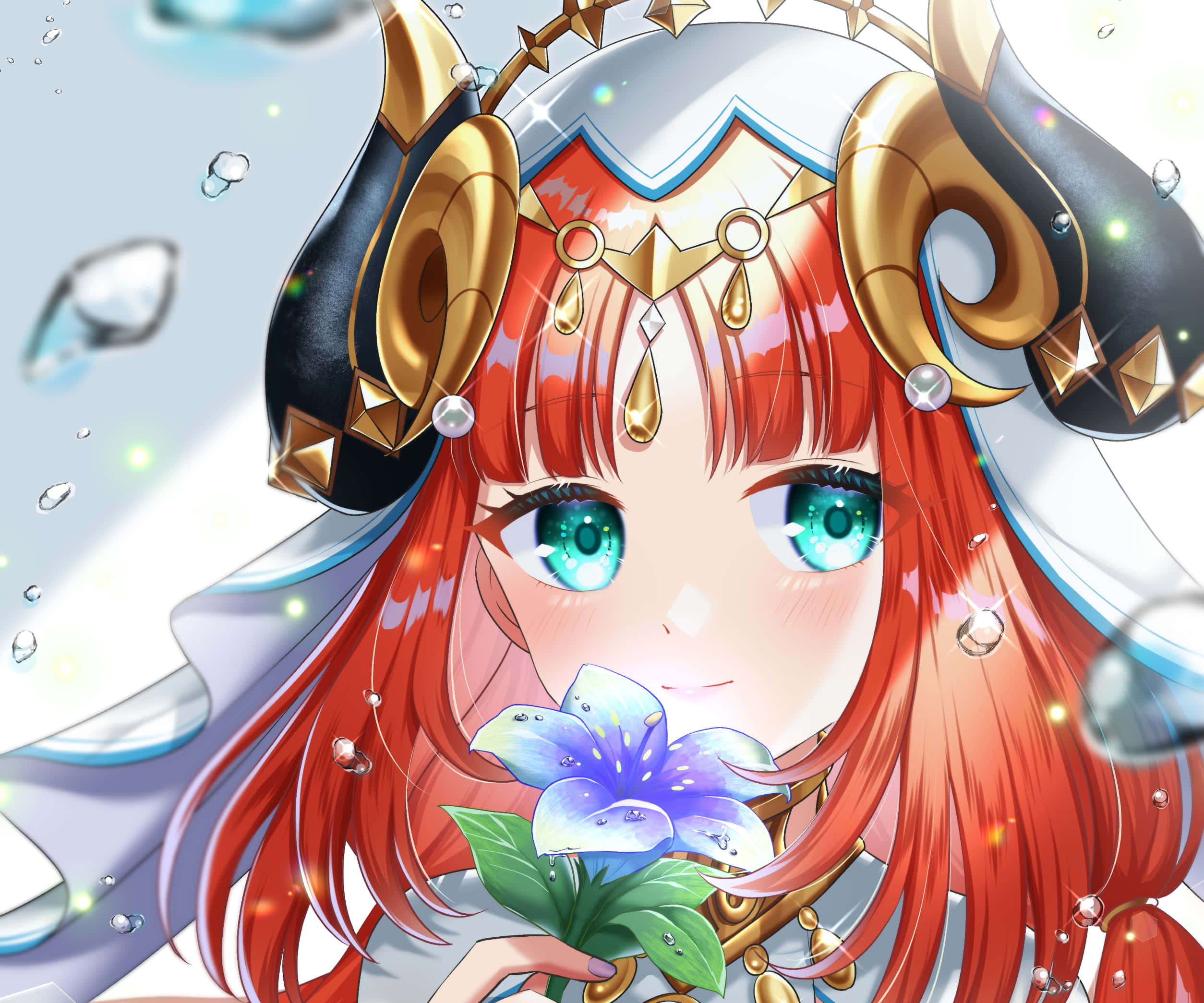 Genshin 桌布 壁紙 — 一個充滿活力的動漫女孩，紅髮碧眼，在浮動的水滴和閃爍的光芒中手持一朵藍色的花。