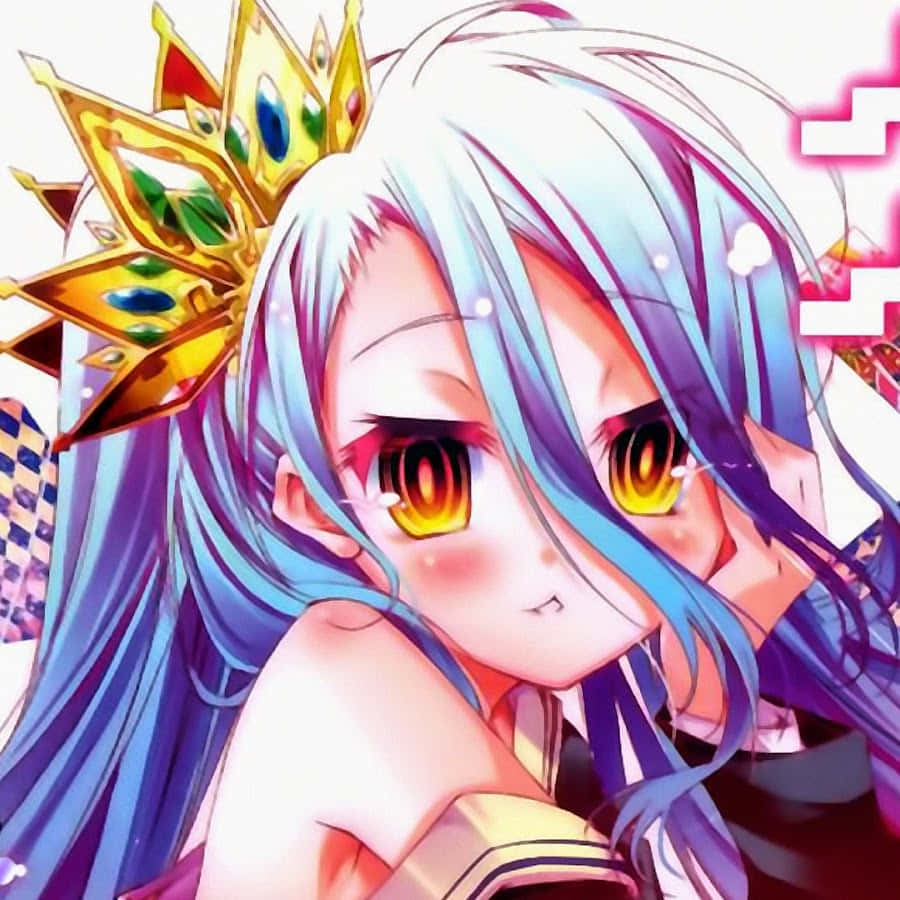 遊戲人生 桌布 壁紙 — 一個充滿活力的動漫女孩，藍色頭髮和金色眼睛，戴著鑲有寶石的王冠，手托著下巴。