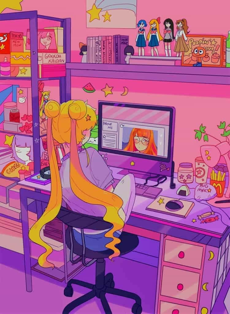 90s Anime Aesthetic 桌布 壁紙 — 一個充滿活力的動漫女孩，長長的金色頭髮，坐在一張粉紅色的書桌前，房間雜亂，充滿了流行文化紀念品和發光的螢幕。