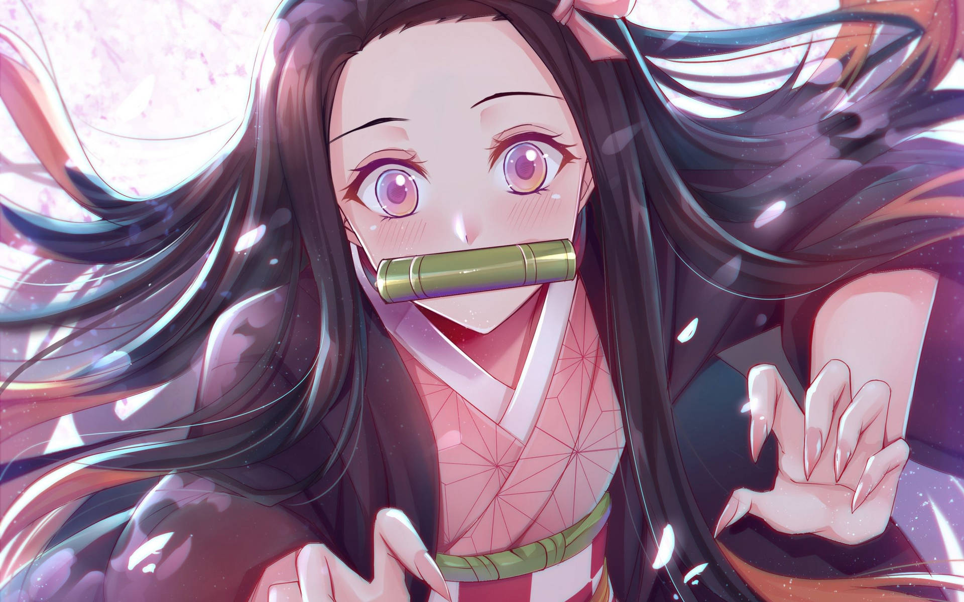 禰豆子 桌布 壁紙 — 一個充滿活力的動漫女孩，長長的黑髮和紫色的眼睛，嘴裡含著竹管，在發光的粉紅色和紫色背景前微笑。