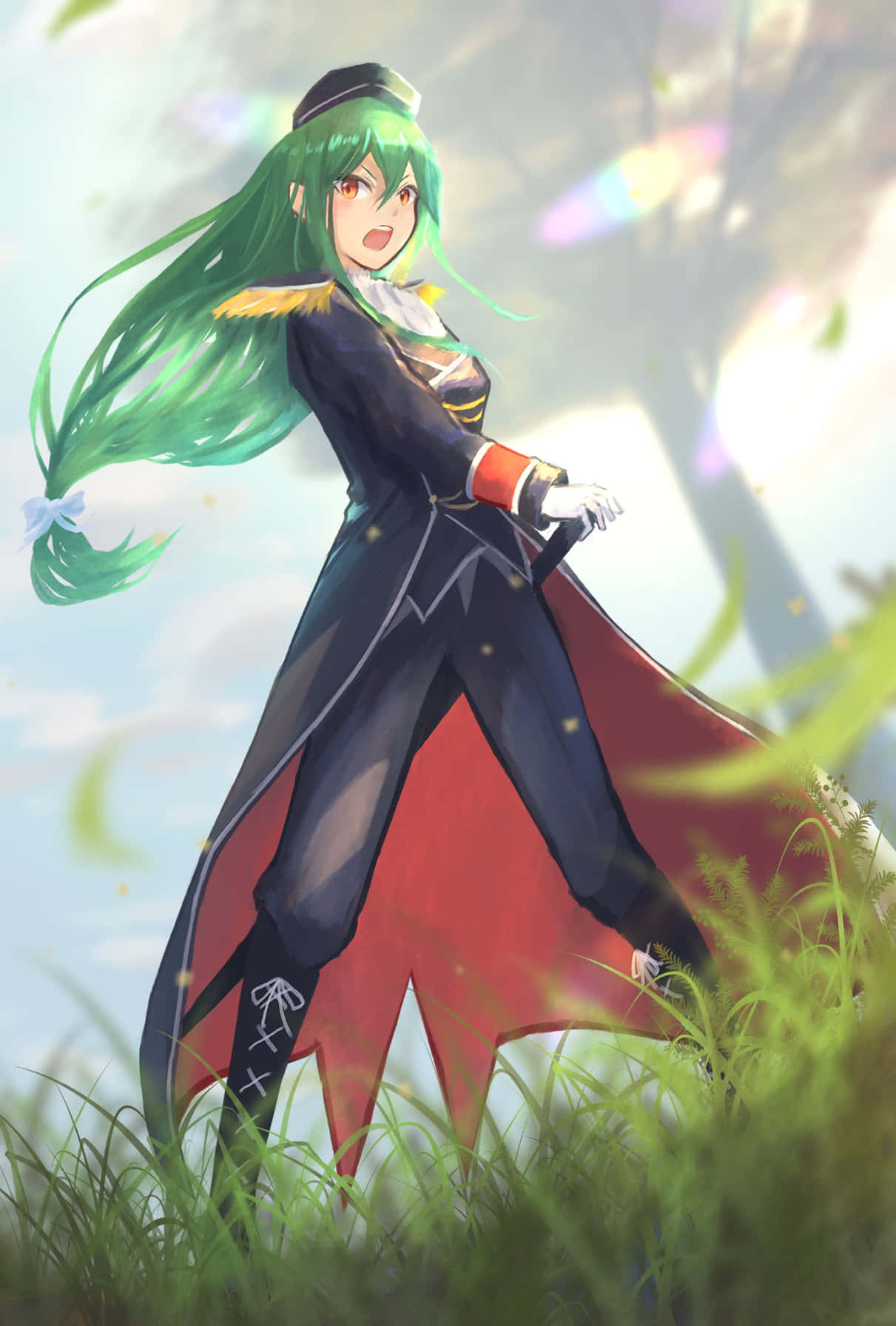 Crusch Karsten 桌布 壁紙 — 一個充滿活力的動漫女孩，飄逸的綠色頭髮和紅色斗篷，站在陽光明媚的高草田野中。