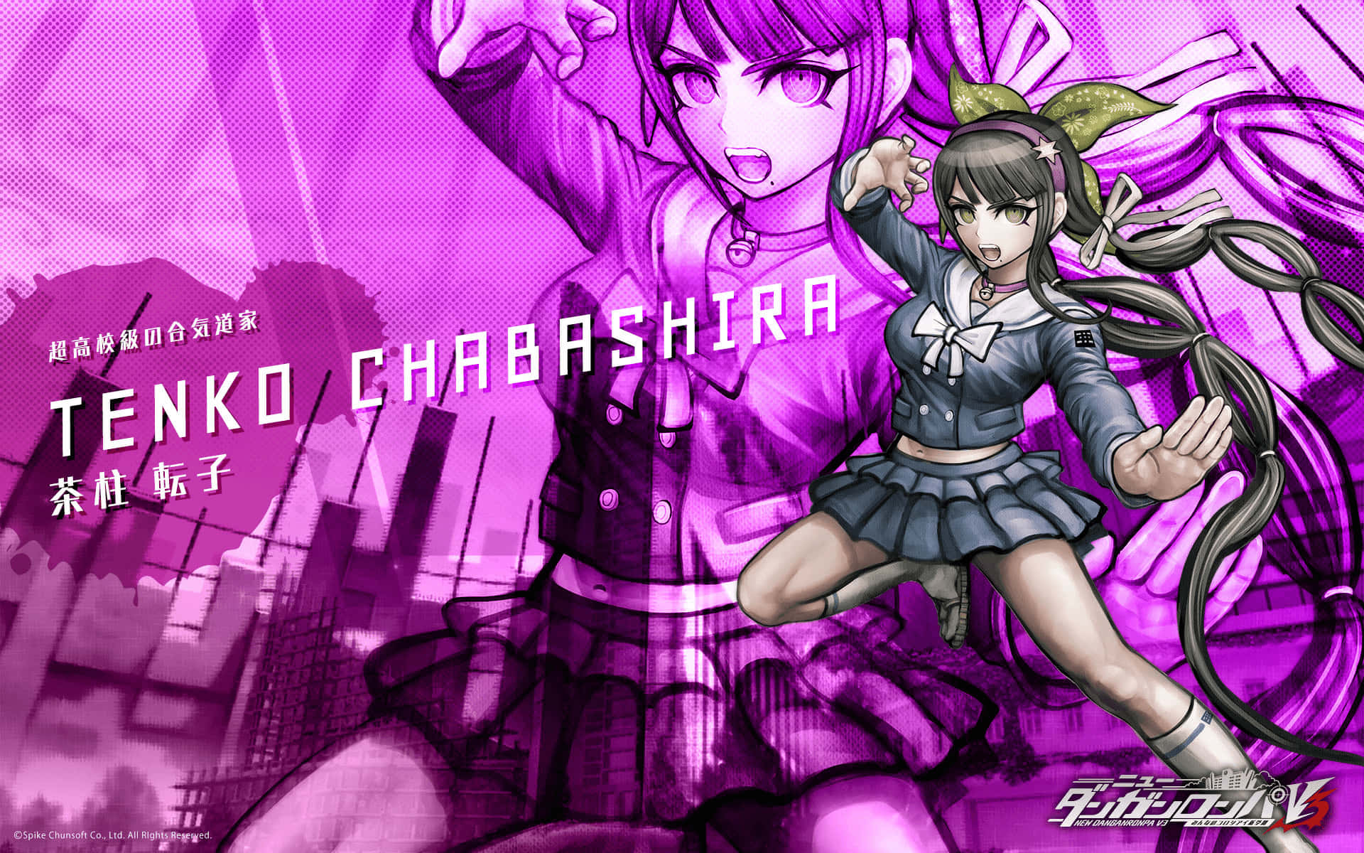 槍彈辯駁 桌布 壁紙 — 一個充滿活力的動漫女孩穿著校服，在充滿活力的紫色城市景觀背景下擺姿勢。