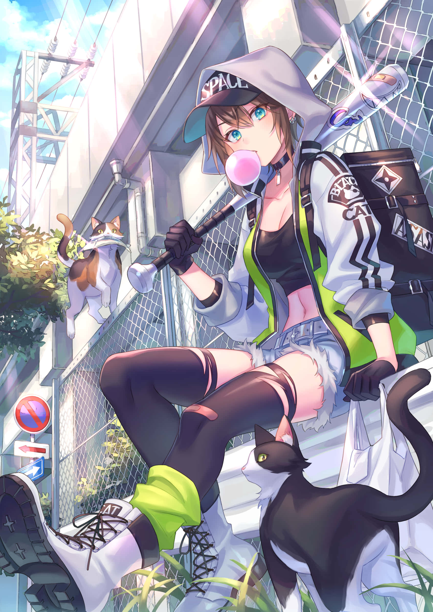 baseball bat 桌布 壁紙 — 一個充滿活力的動漫女孩穿著連帽衫和靴子，坐在陽光普照的城市小巷的圍欄上，與兩隻貓一起吹泡泡糖。