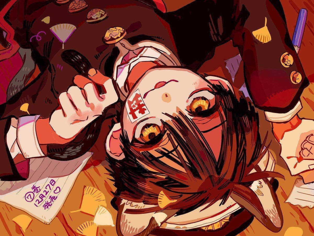 Toilet Bound Hanako Kun 桌布 壁紙 — 一個充滿活力的動漫角色，擁有火熱的眼睛和額頭上的紅色印記，躺在散落的紙張和秋葉中，呈現溫暖色調的混亂場景。