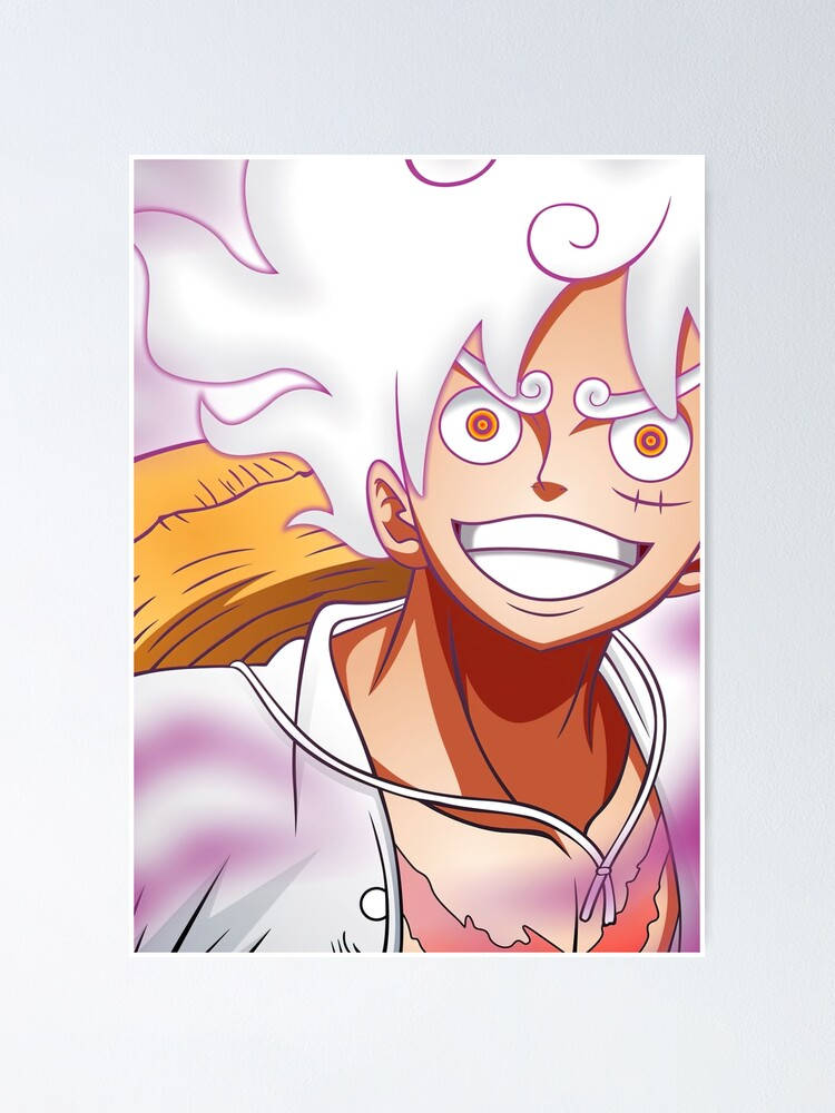 Sun God Nika 桌布 壁紙 — 一個充滿活力的動漫角色，有著尖刺的白髮和橙色的眼睛，在柔和的紫色和白色背景上兇狠地咧嘴笑。