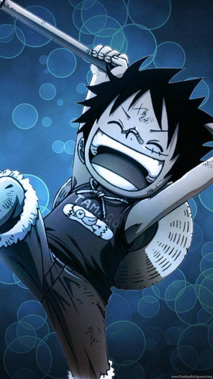 One Piece Blue 桌布 壁紙 — 一個充滿活力的動漫角色，有著尖刺的黑髮和燦爛的笑容，在藍色背景上揮舞著一根棍子，背景中有發光的圓圈。