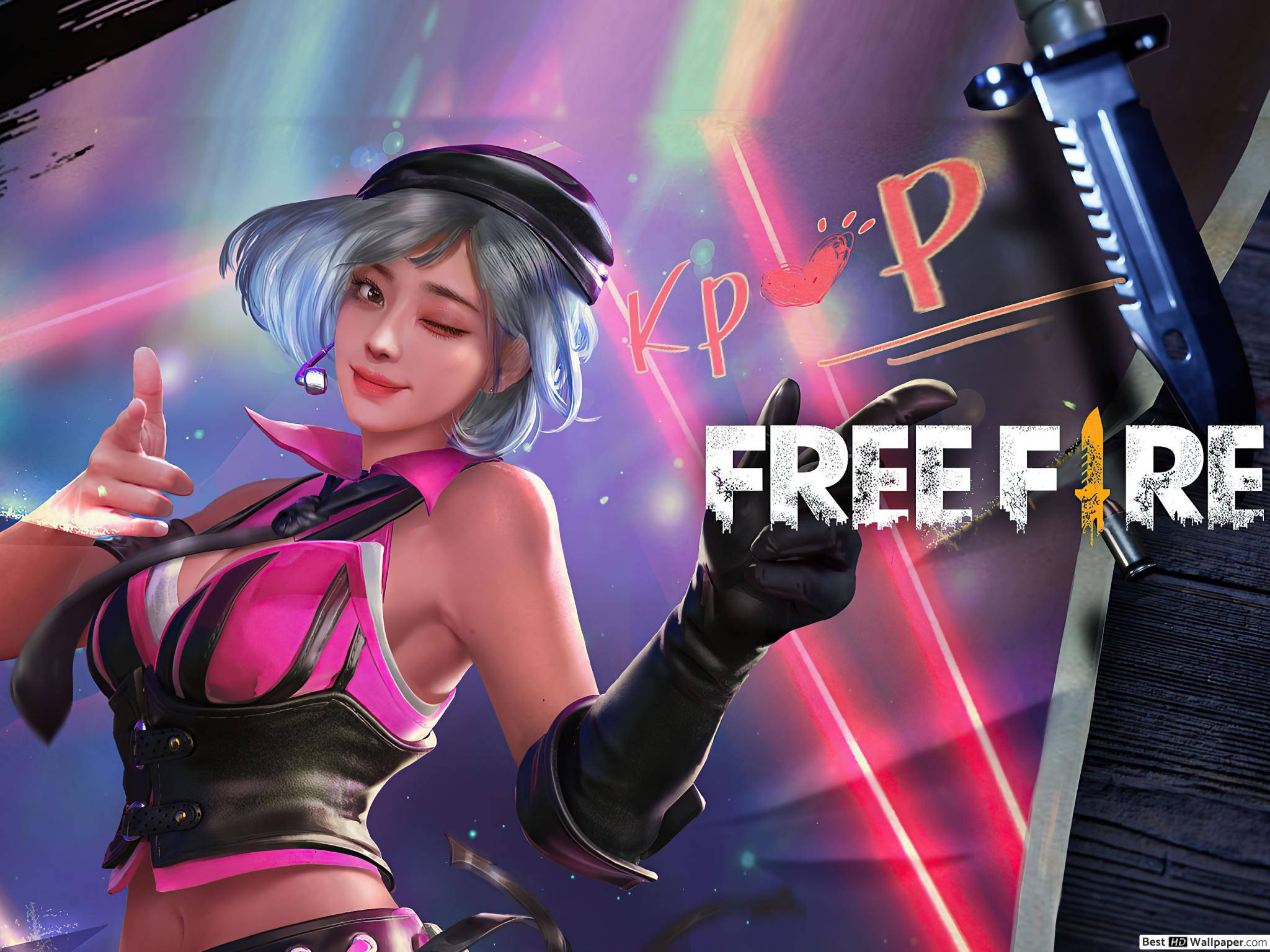 Free Fire 桌布 壁紙 — 一個充滿活力的動漫風格女性角色，藍色頭髮和粉紅色服裝，在帶有Free Fire標誌和劍的霓虹燈背景下自信地擺姿勢。