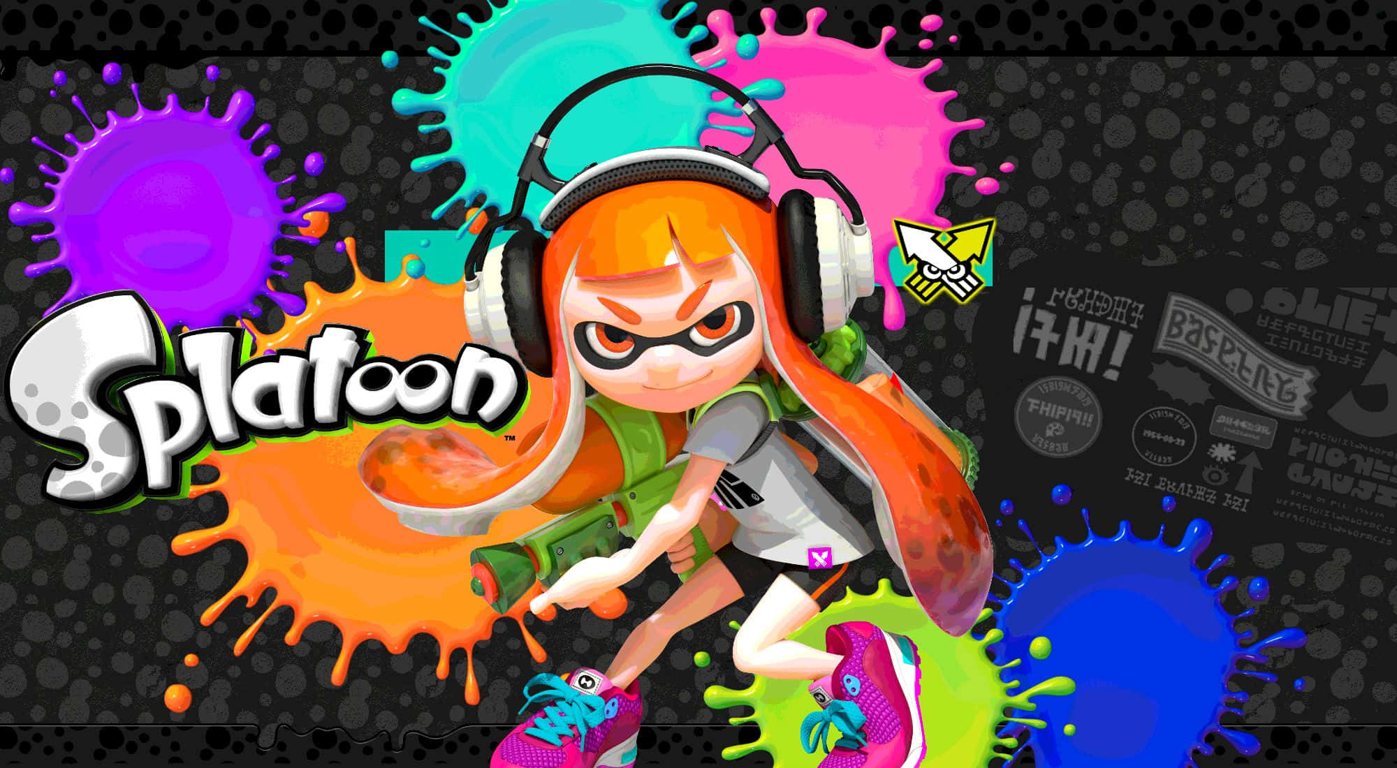 splatoon 2 桌布 壁紙 — 一個充滿活力的動漫風格角色，擁有橙色頭髮和耳機，在黑暗的塗鴉背景下，被色彩繽紛的墨水飛濺包圍，瞄準一把油漆槍。