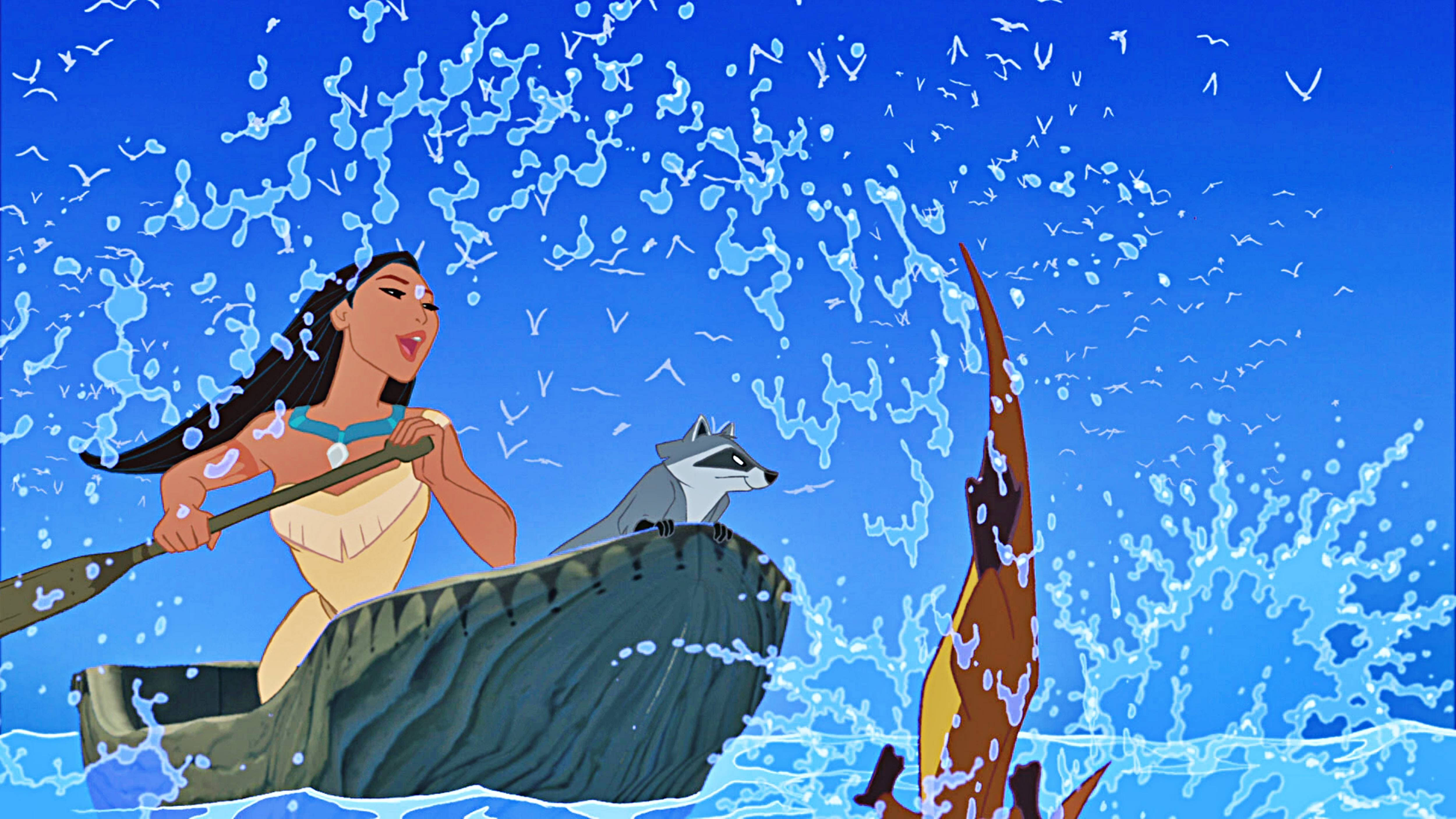 Pocahontas 桌布 壁紙 — 一個充滿活力的動畫場景，一名女子與浣熊同伴在明亮的天空下划著獨木舟穿過飛濺的藍色水面。