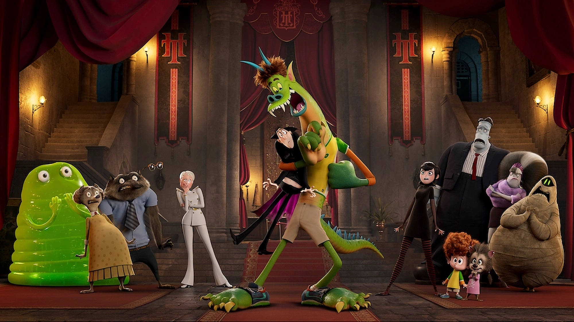 hotel transylvania transformania 桌布 壁紙 — 一個充滿活力的動畫場景，一隻綠色巨龍在宏偉的劇院中充滿活力地跳舞，各種古怪的怪物角色在觀看。