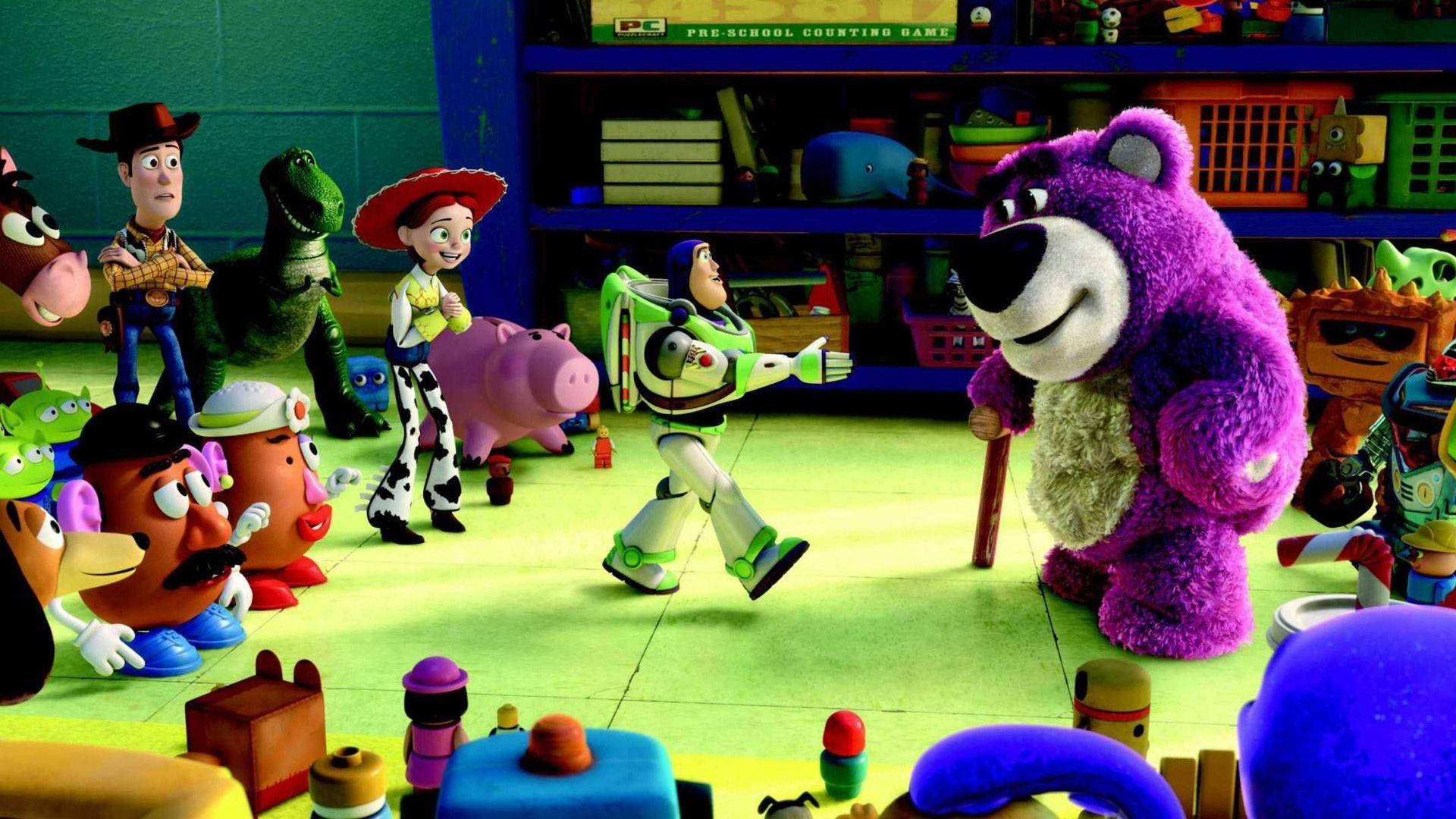 Toy Story 3 桌布 壁紙 — 一個充滿活力的動畫場景，巴斯光年和其他玩具總動員角色聚集在一個色彩繽紛、充滿玩具的房間裡。