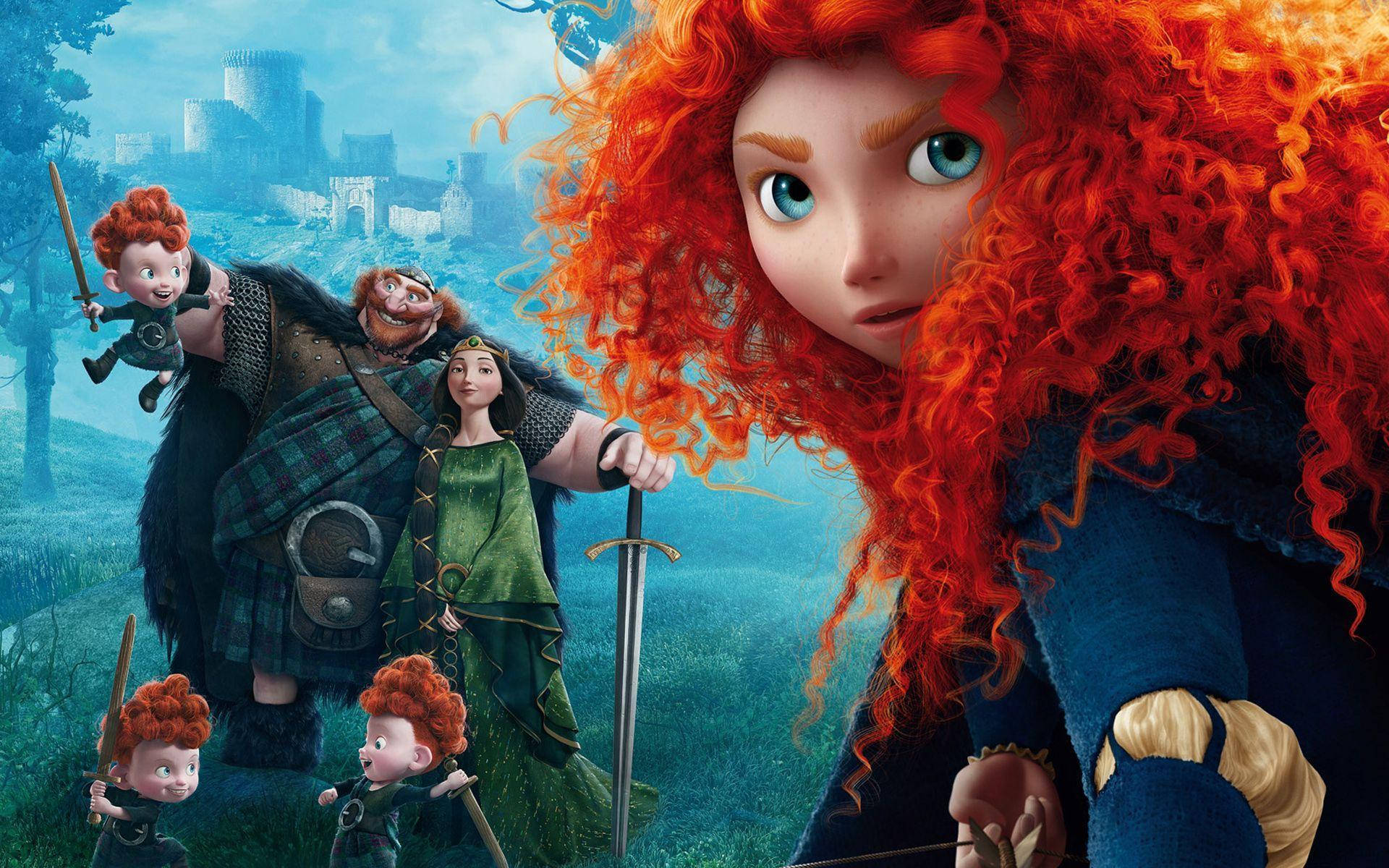 Disney Brave 桌布 壁紙 — 一個充滿活力的動畫場景，梅莉達（Merida）擁有火紅的捲髮，手持劍，在霧氣瀰漫的蘇格蘭風景中被她的族人包圍。