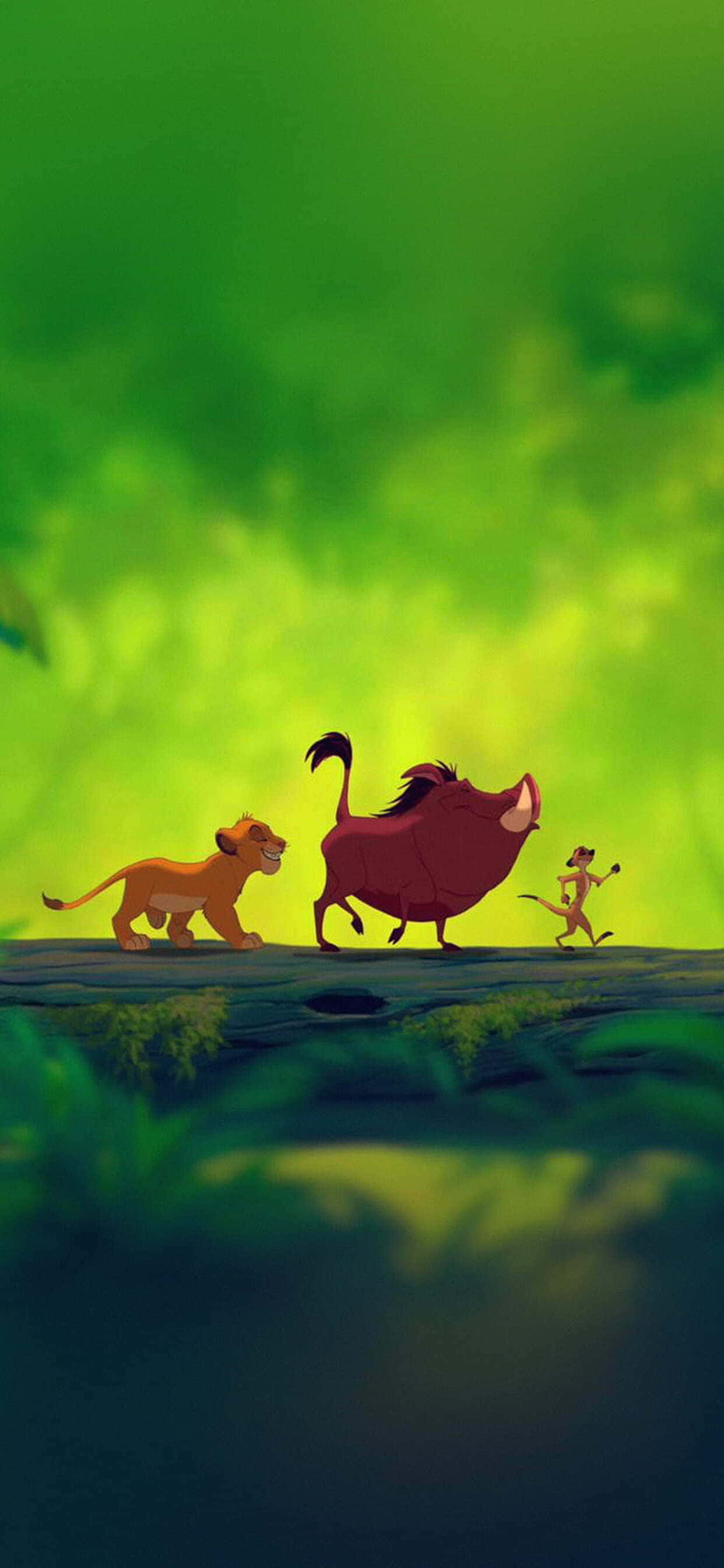 iPhone Xs Max Disney 桌布 壁紙 — 一個充滿活力的動畫場景，辛巴、彭彭和丁滿一起走過長滿苔蘚的岩石，背景是發光的綠色叢林。