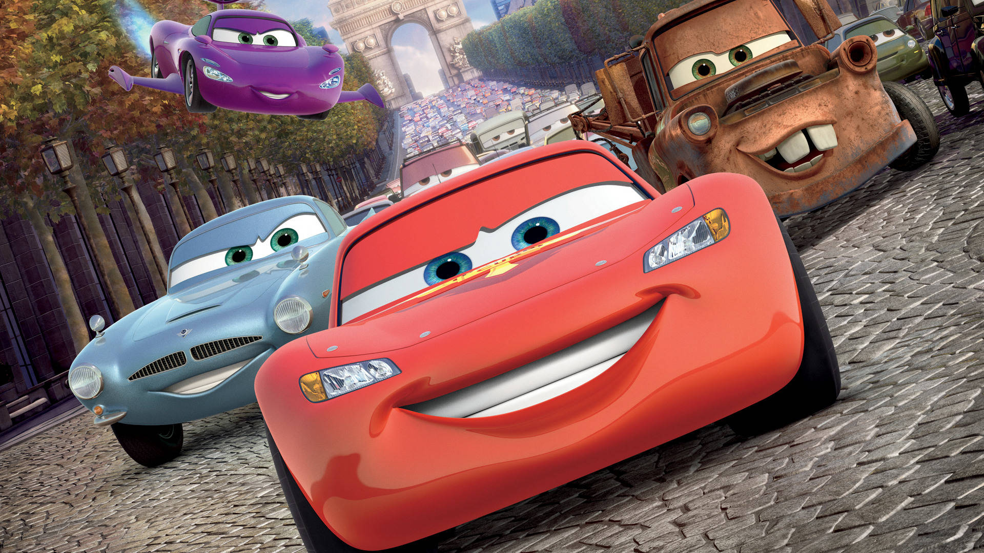 cars 桌布 壁紙 — 一個充滿活力的動畫場景，閃電麥坤、拖線和莎莉卡蕾拉在鵝卵石街道上，背景是凱旋門。