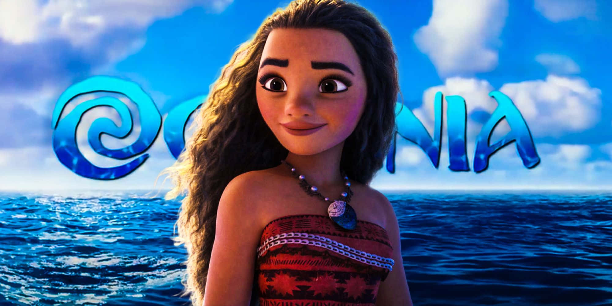 Moana 桌布 壁紙 — 一個充滿活力的動畫女孩，長著長長的捲髮，站在廣闊的海洋前，天空湛藍，白雲朵朵，身後閃耀著「Moana」字樣。
