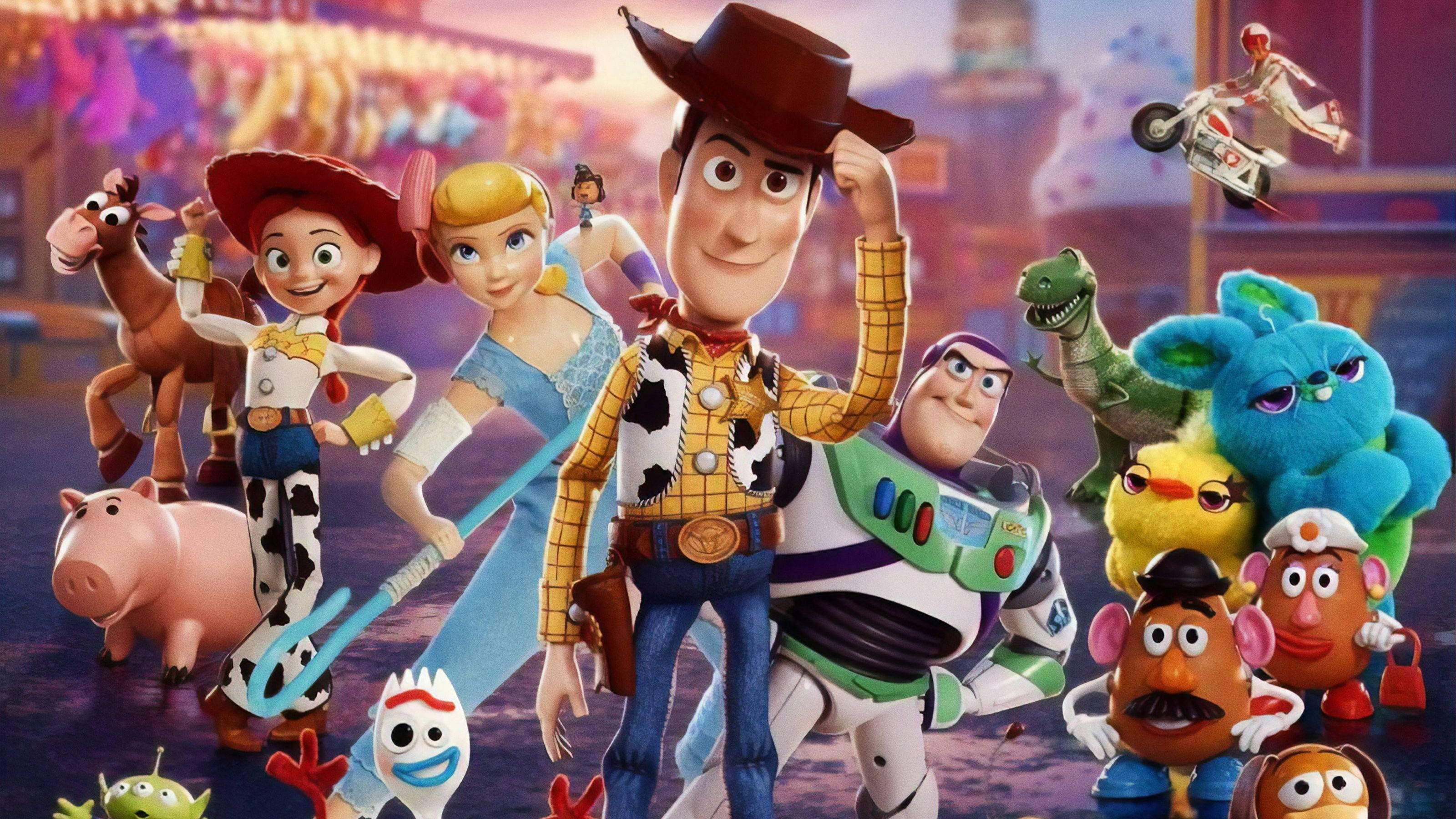 Toy Story 4 桌布 壁紙 — 一個充滿活力的動畫玩具總動員角色組合在色彩繽紛的嘉年華場景中英勇地擺姿勢。
