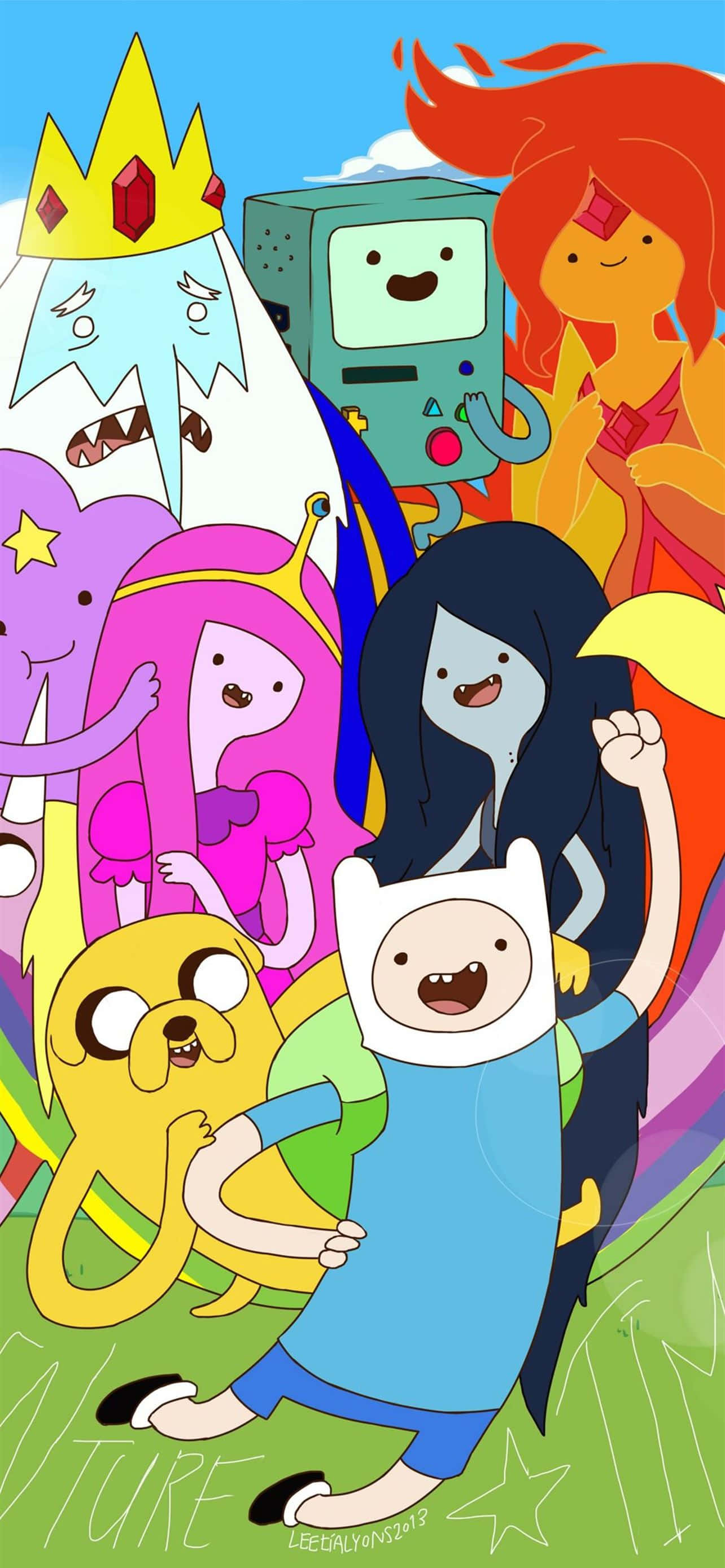 Adventure Time Cute 桌布 壁紙 — 一個充滿活力的卡通動畫角色群體，包括芬恩、傑克、泡泡糖公主等，在明亮的藍天下愉快地擺姿勢。