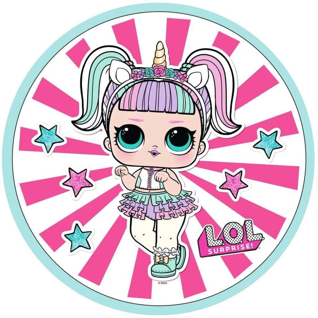 LOL Surprise 桌布 壁紙 — 一個充滿活力的卡通娃娃，擁有粉彩頭髮和獨角獸角，站在帶有閃爍星星的粉紅色陽光背景前。