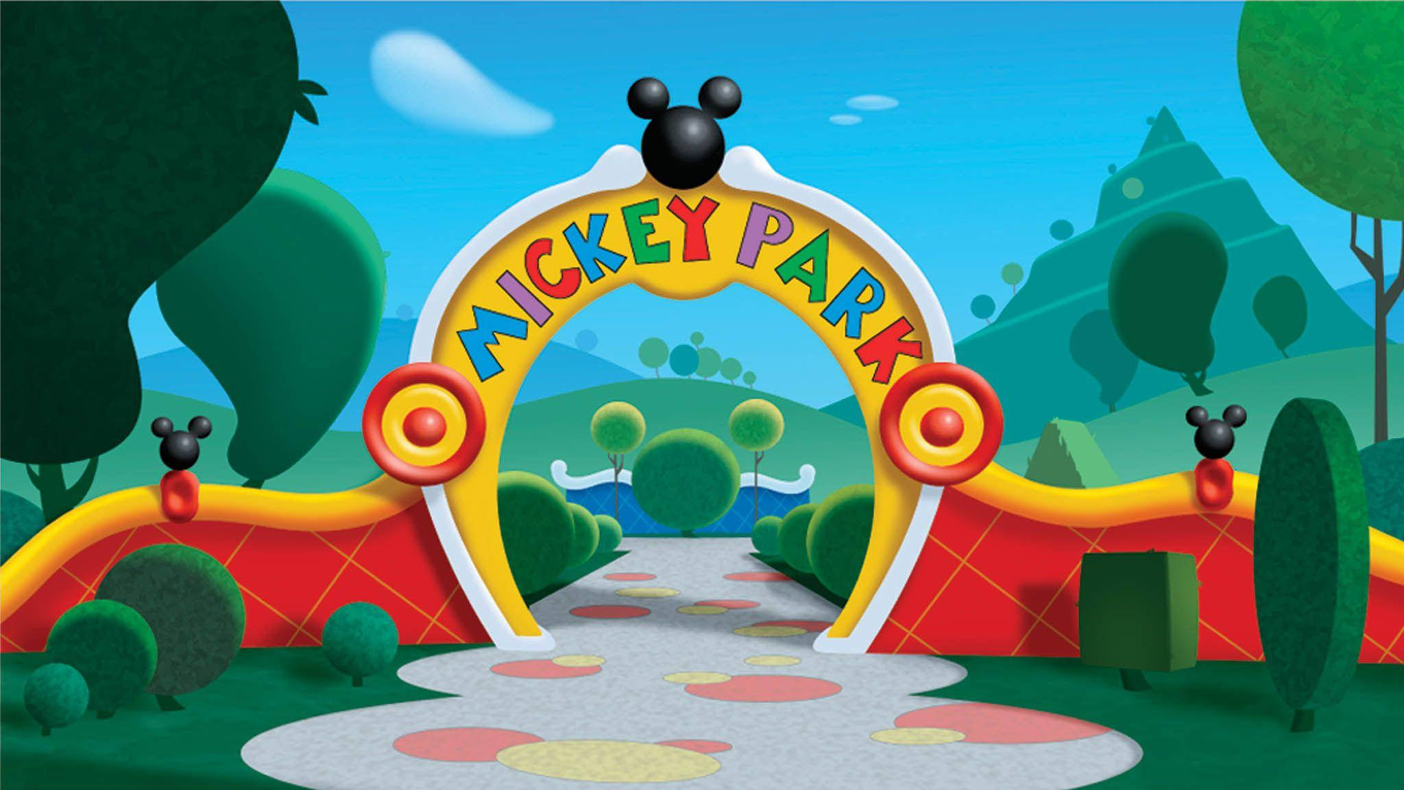 米奇 桌布 壁紙 — 一個充滿活力的卡通拱門，標有 Mickey Park，帶有彩色圓點和米奇老鼠耳朵，歡迎遊客進入一個奇特的綠色景觀。