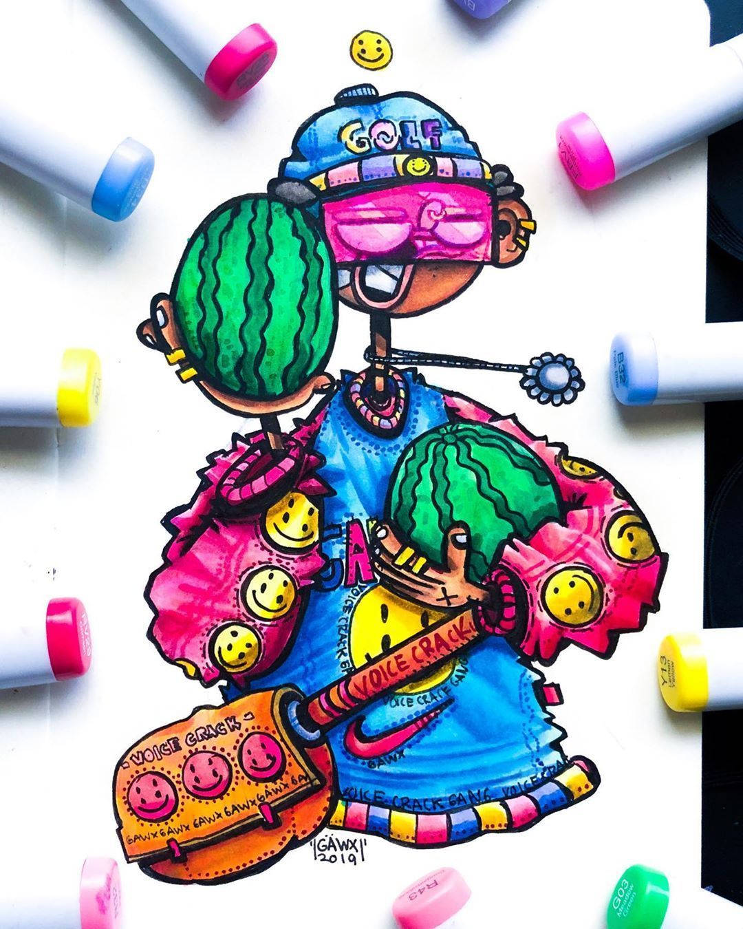 塗鴉動圖 桌布 壁紙 — 一個充滿活力的卡通角色，西瓜頭戴著粉紅色太陽眼鏡，拿著吉他，周圍環繞著色彩繽紛的標記。