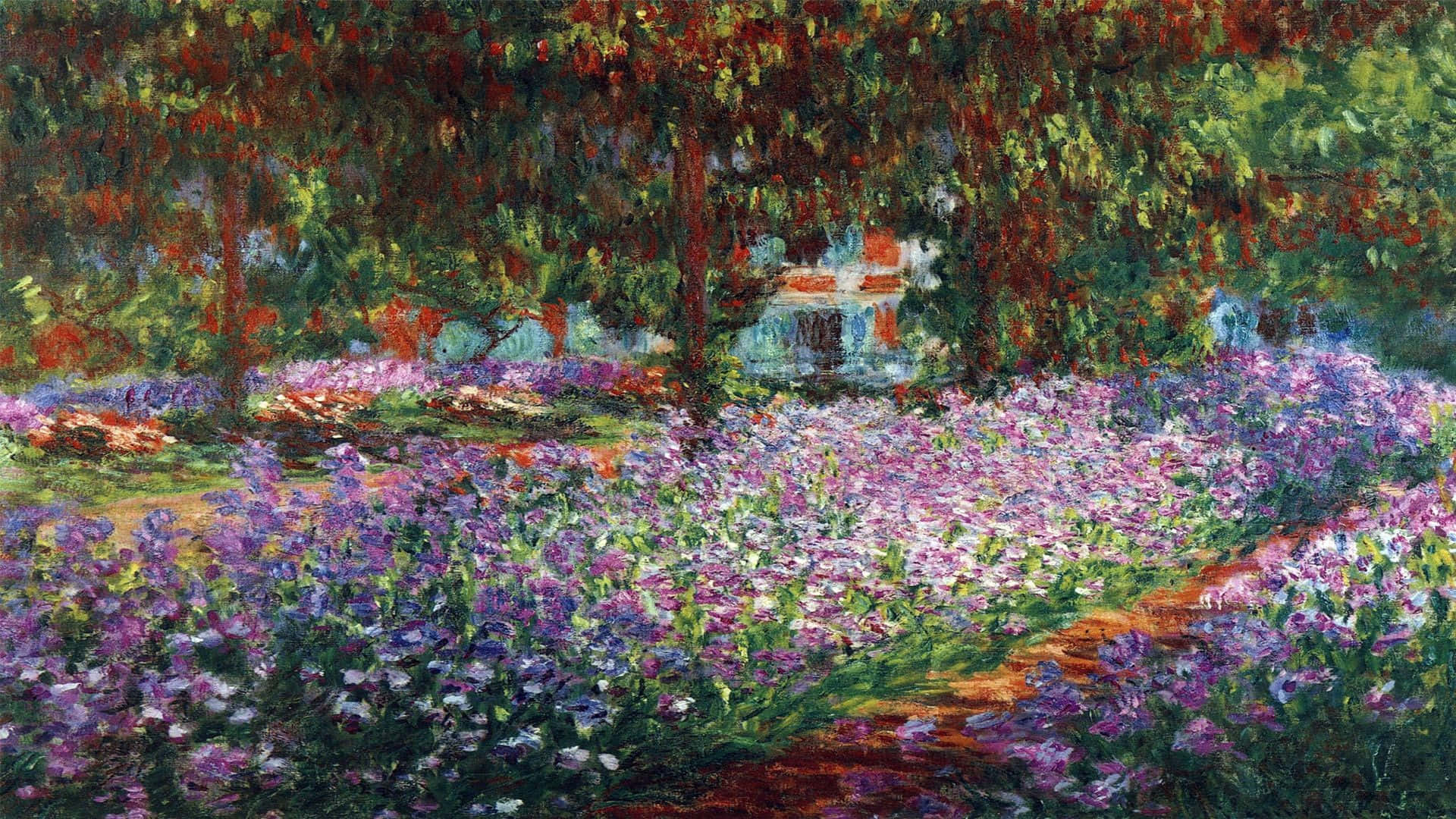 Impressionism 桌布 壁紙 — 一個充滿活力的印象派花園，在斑駁的陽光下開滿了紫色的花朵，房子隱藏在樹木之間。
