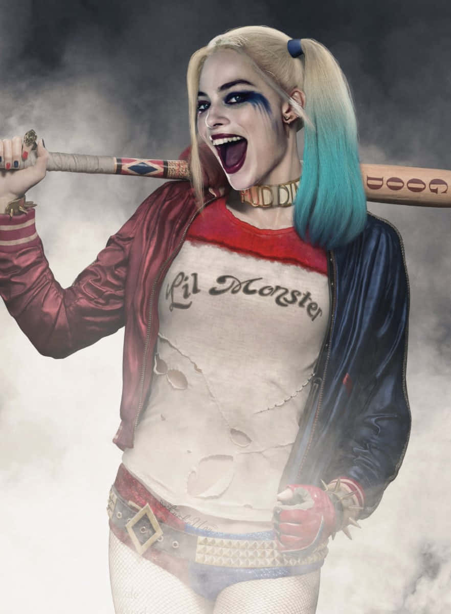 Margot Robbie Harley Quinn 桌布 壁紙 — 一個充滿活力的哈莉·奎茵，藍色和金色的頭髮，在煙霧繚繞的灰色背景前，肩上扛著棒球棍大笑。