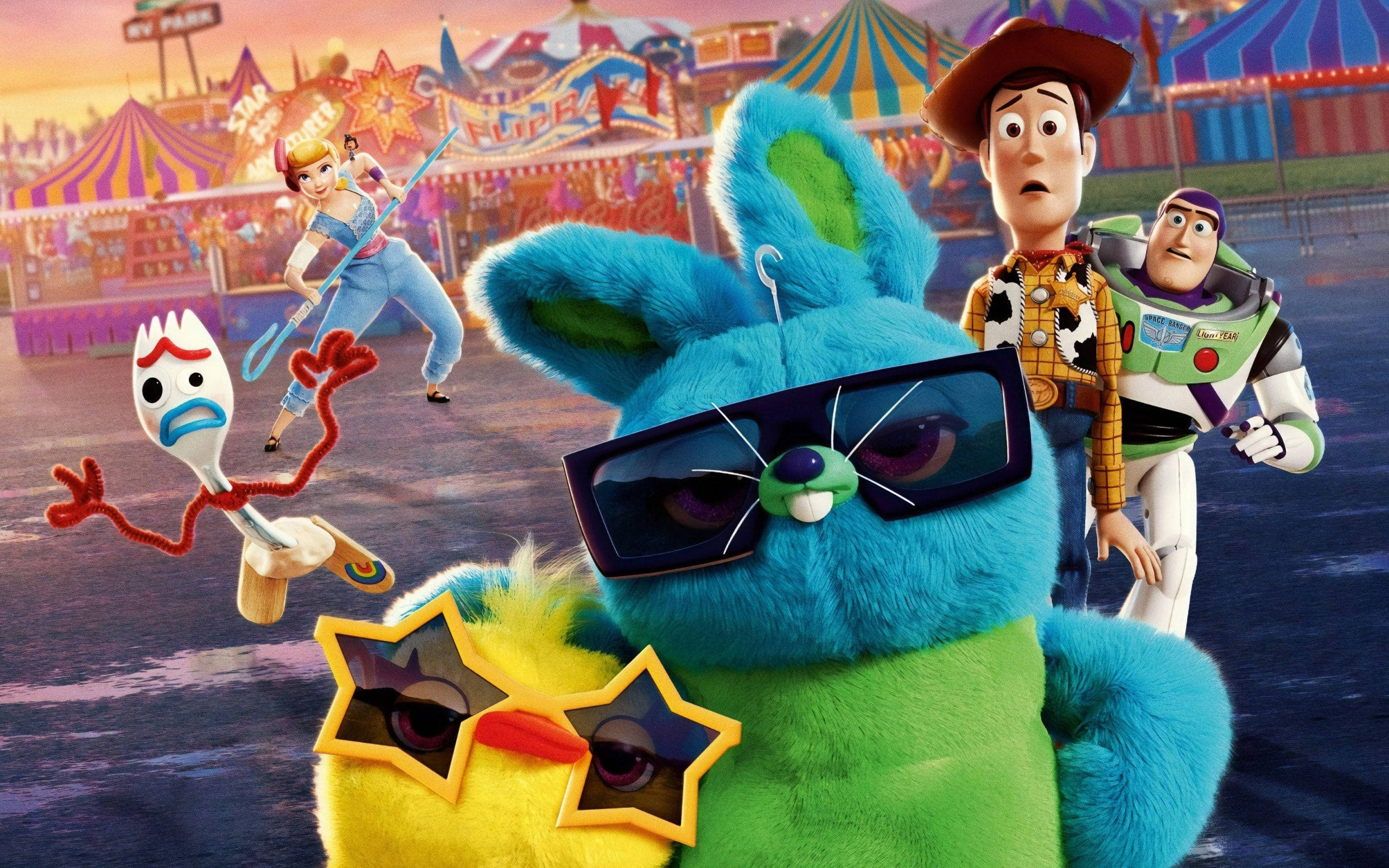 玩具總動員 桌布 壁紙 — 一個充滿活力的嘉年華場景， featuring Toy Story 角色，包括一隻戴太陽眼鏡的藍色兔子和一隻戴星形太陽眼鏡的黃色小鳥。