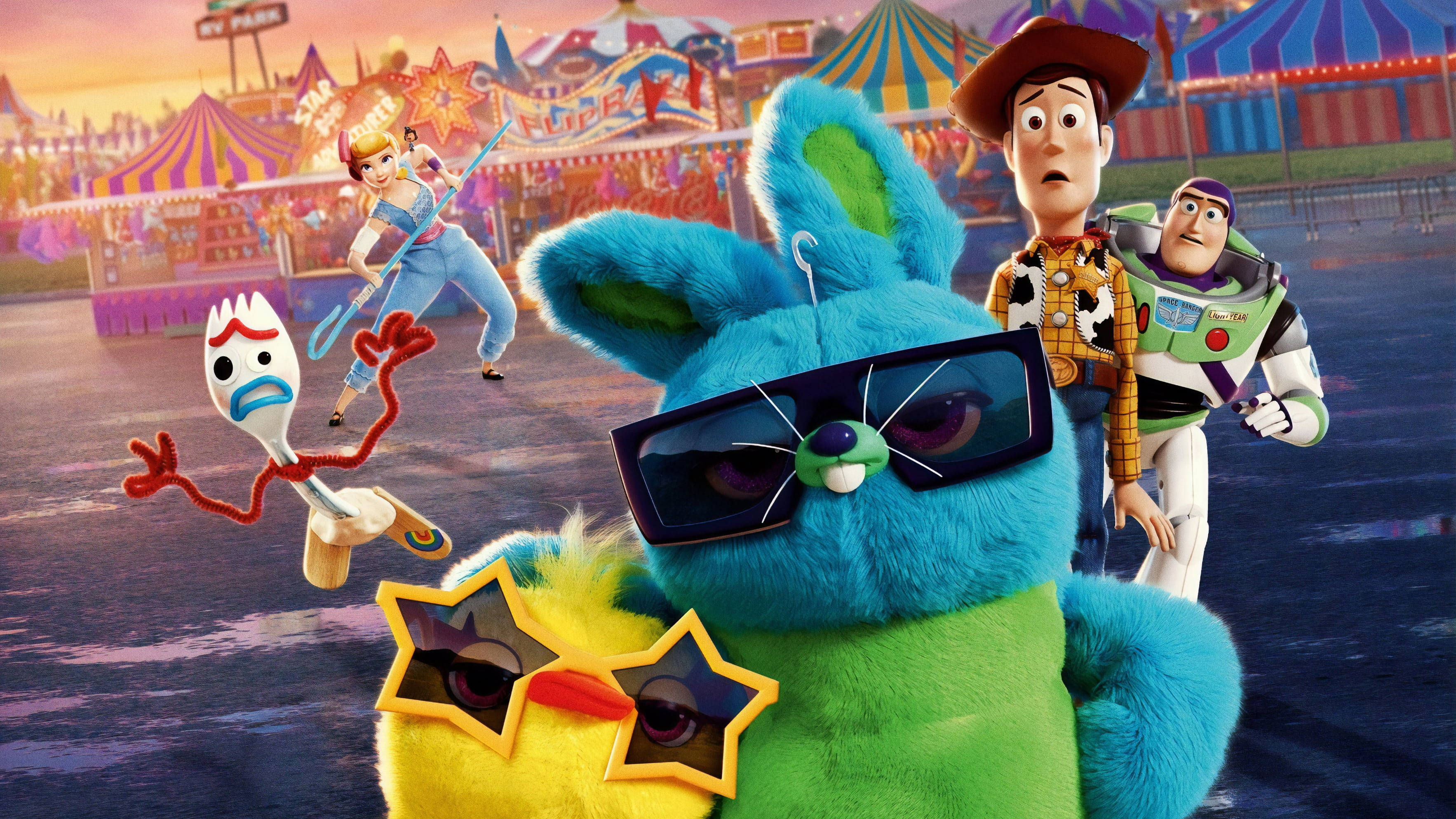 Forky 桌布 壁紙 — 一個充滿活力的嘉年華場景， featuring Toy Story 角色，包括一隻戴太陽眼鏡的藍色兔子和一隻戴星星眼鏡的黃色小鳥。