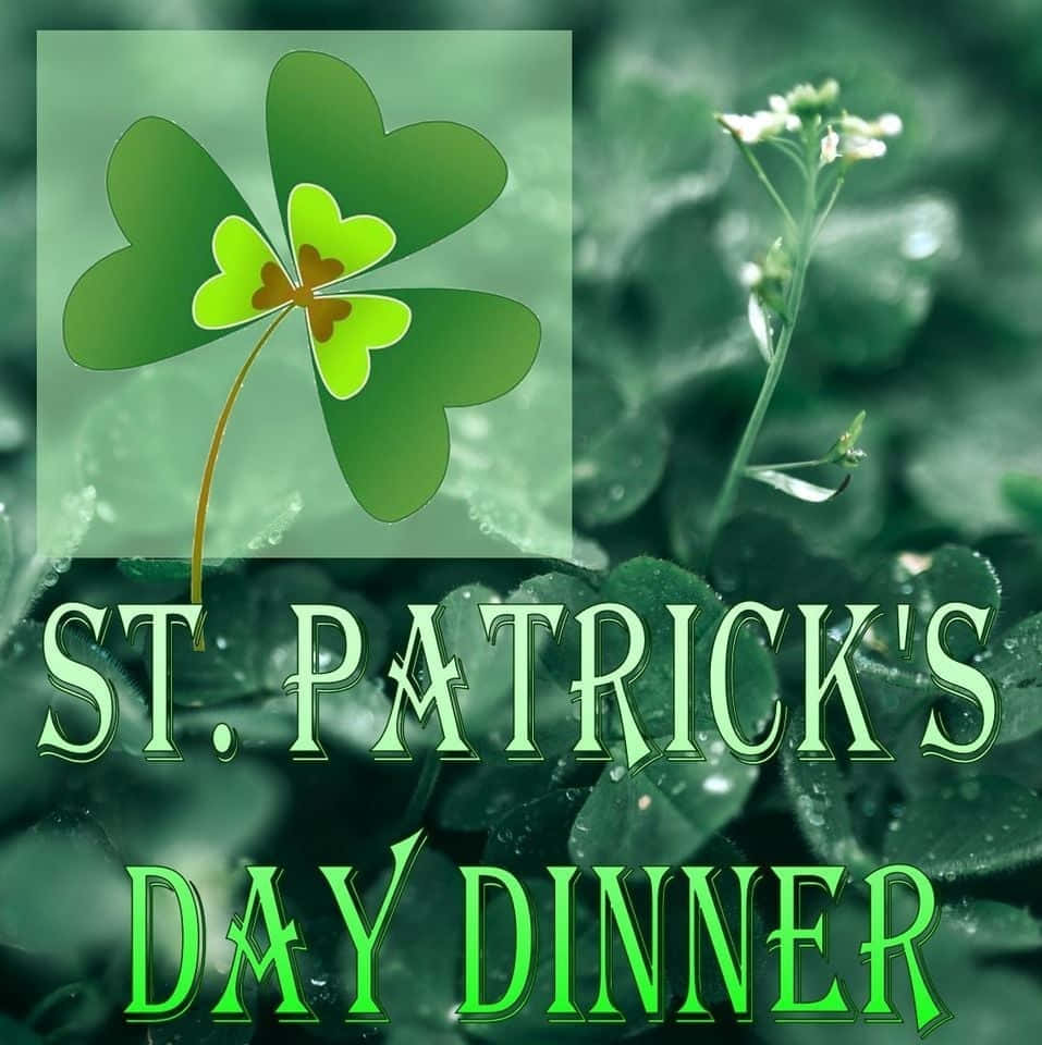 St Patrick's Day 桌布 壁紙 — 一個充滿活力的四葉草圖案覆蓋在帶有露水的綠色三葉草葉片、白色花朵以及粗體綠色文字「St Patrick's Day Dinner」之上。