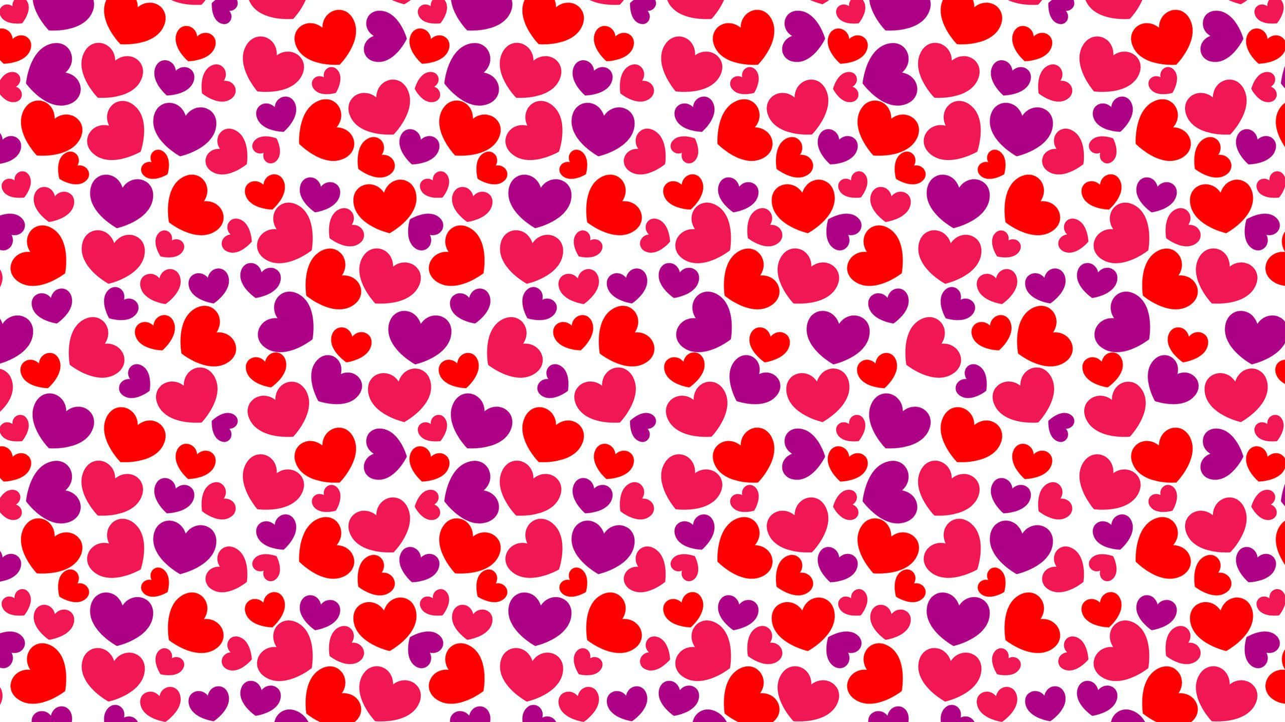 Heart Pattern 桌布 壁紙 — 一個充滿活力的圖案，在潔淨的白色背景上散落著紅色和紫色的心形。