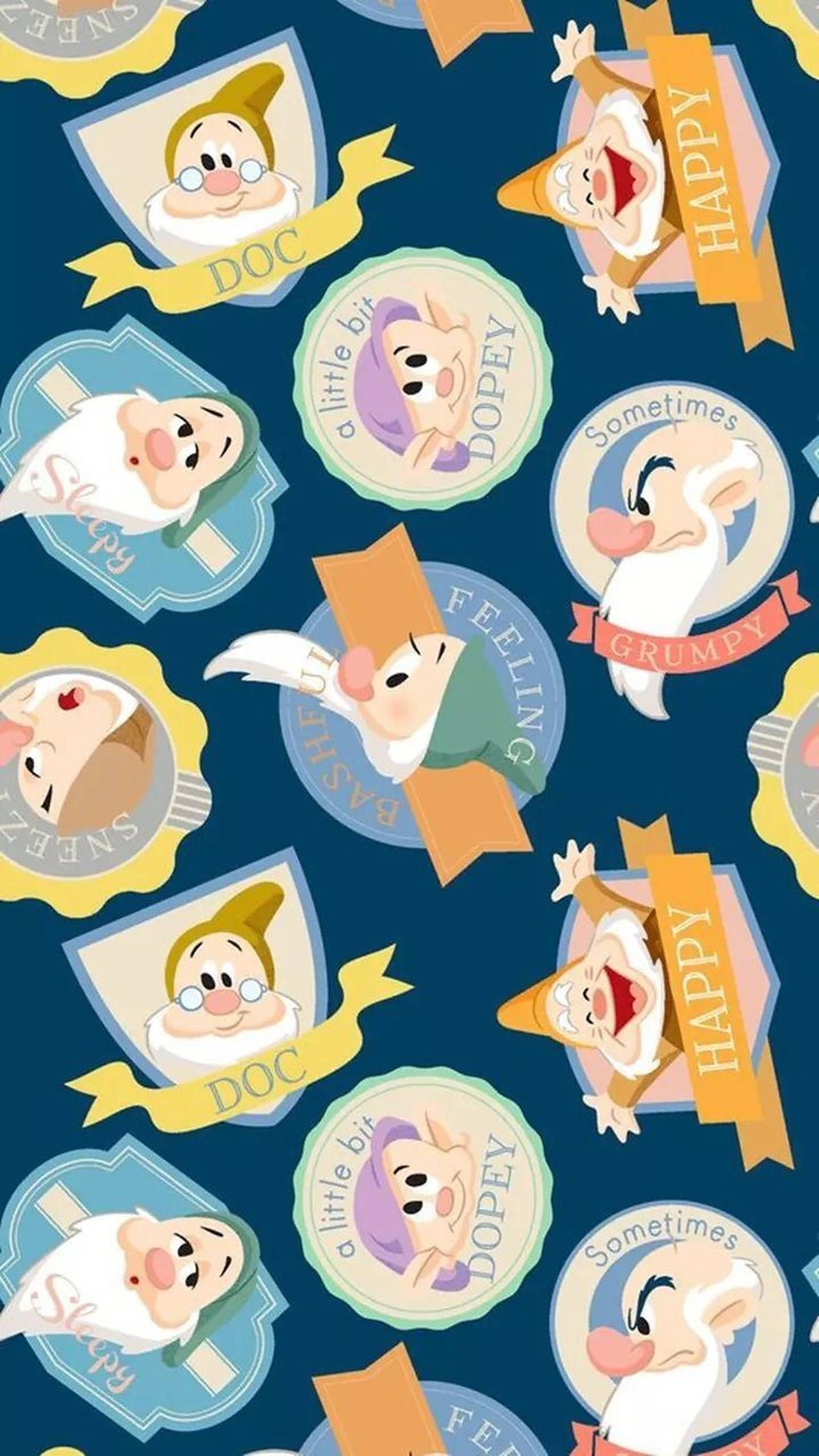 Seven Dwarfs 桌布 壁紙 — 一個充滿活力的圖案，描繪迪士尼七個小矮人在色彩繽紛的盾牌徽章上，帶有他們的名字和表情，背景為深藍色。