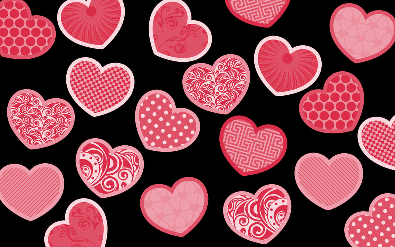 Glitter Pink Hearts 桌布 壁紙 — 一個充滿活力的圖案，由各種精緻設計的粉紅色心形組成，漂浮在純黑色背景上。