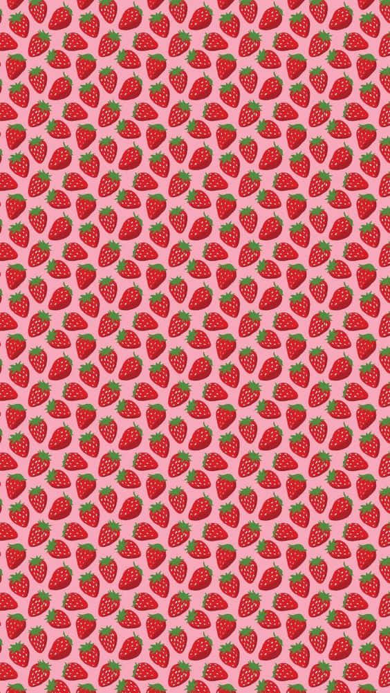 Cute Red 桌布 壁紙 — 一個充滿活力的圖案，紅色草莓配綠色頂部，在柔和的粉紅色背景上重複。