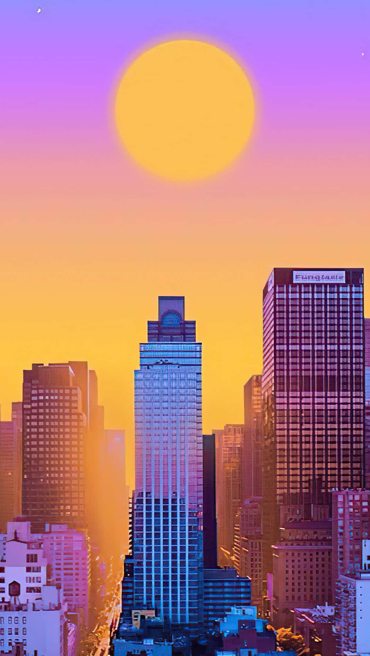 New York Art 桌布 壁紙 — 一個充滿活力的城市天際線沐浴在超現實的日落色調中，一顆巨大的發光太陽主宰著紫色和橙色的天空。
