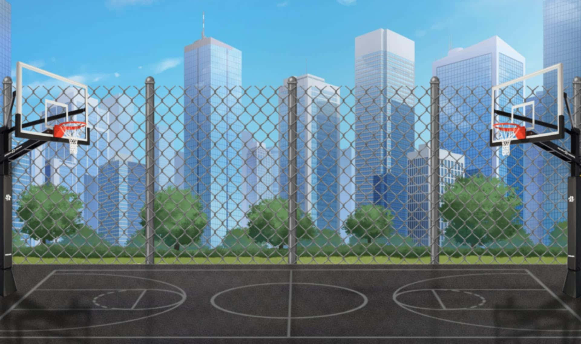 Basketball Court 桌布 壁紙 — 一個充滿活力的城市籃球場，被鐵絲網圍欄包圍，背後有高聳的摩天大樓和綠樹，在晴朗的藍天下清晰可見。