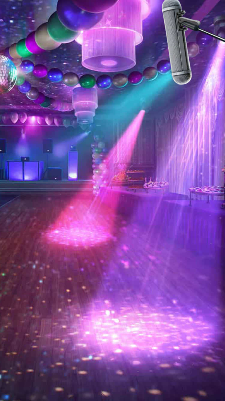 Party 桌布 壁紙 — 一個充滿活力的夜總會，紫色聚光燈在彩色氣球和迪斯科球下的反光地板上舞動。