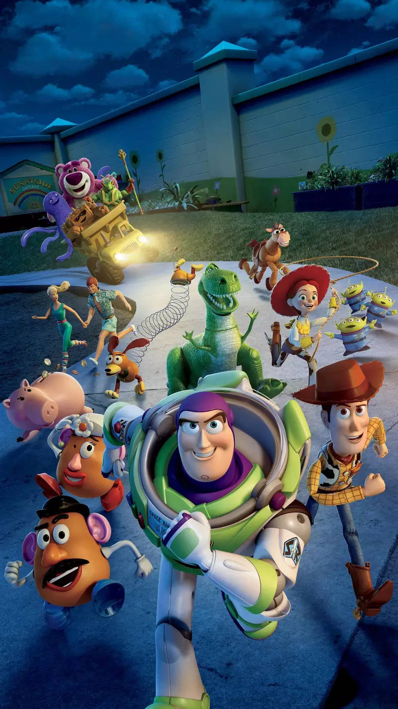 Toy Story 3 桌布 壁紙 — 一個充滿活力的夜間場景，巴斯光年和胡迪帶領一群混亂的玩具總動員角色進行一場充滿動作的戶外冒險。