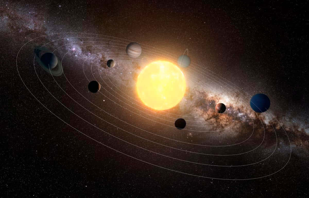 太陽系 桌布 壁紙 — 一個充滿活力的太陽系，發光的黃色太陽周圍環繞著軌道行星，背景是旋轉的星系。