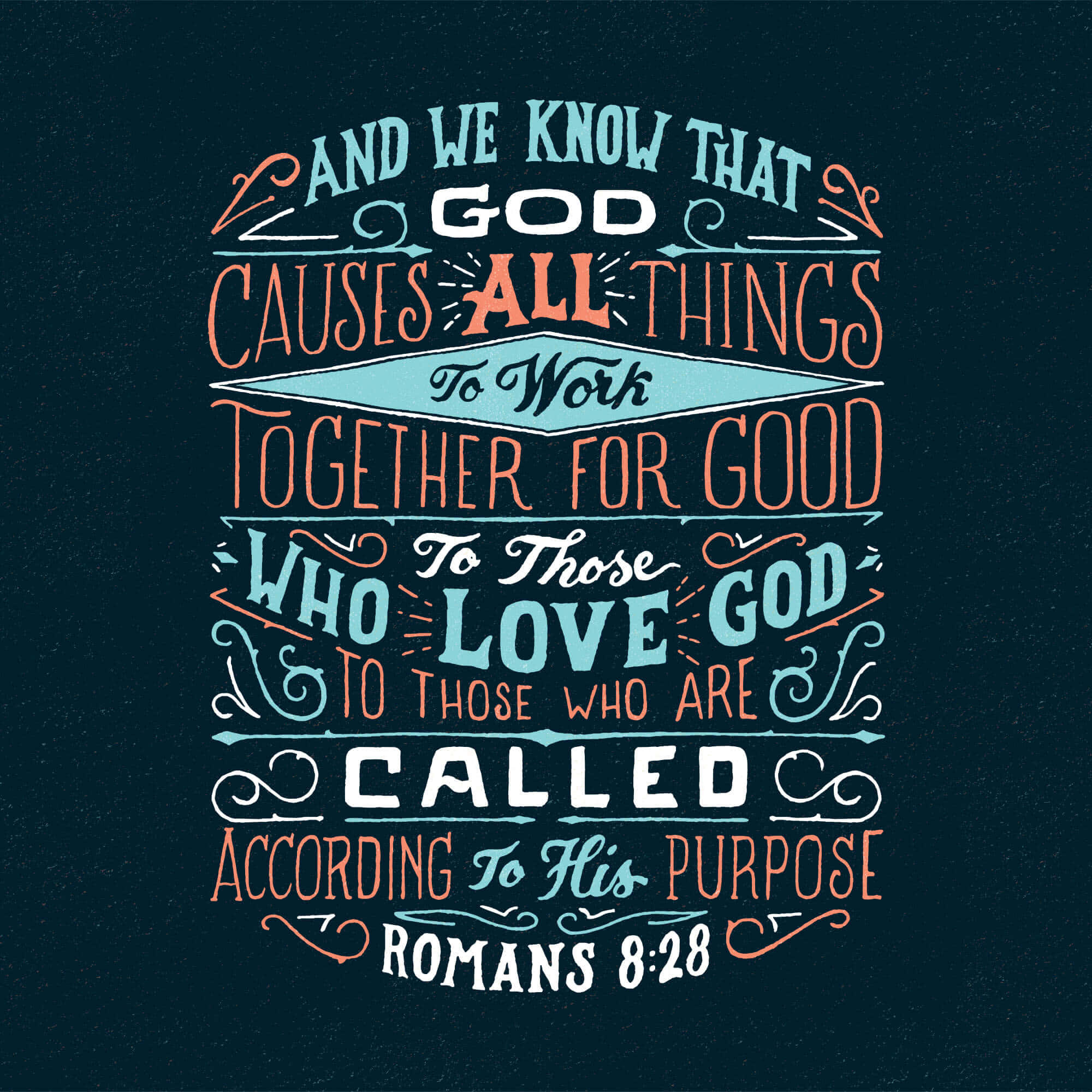 Scripture 桌布 壁紙 — 一個充滿活力的字體設計，以彩色手寫字體在帶有紋理的深青色背景上呈現聖經經文羅馬書8章28節。