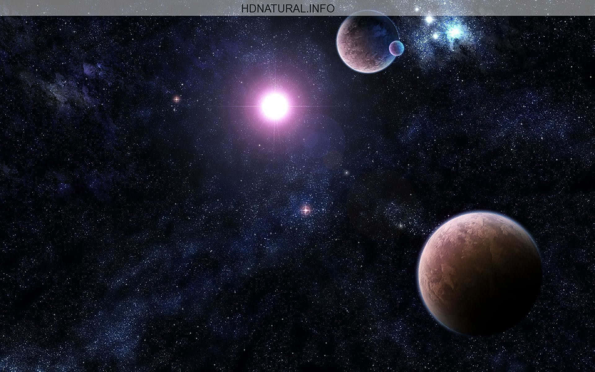 月亮與星星 桌布 壁紙 — 一個充滿活力的宇宙場景，一顆發光的粉紅色星星照亮了行星和旋轉的星雲，背景是星場。