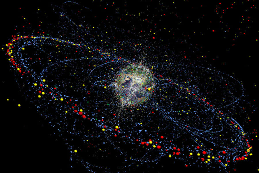 Space Debris 桌布 壁紙 — 一個充滿活力的宇宙場景，地球位於中心，被色彩繽紛的點狀漩渦軌跡環繞，背景是黑色虛空。