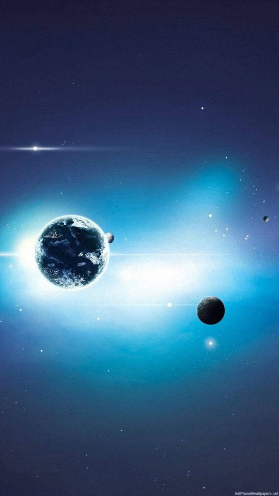 太空 iPhone 桌布 壁紙 — 一個充滿活力的宇宙場景，地球在一顆明亮的恆星旁邊發光，兩顆較小的行星在星場中漂流。