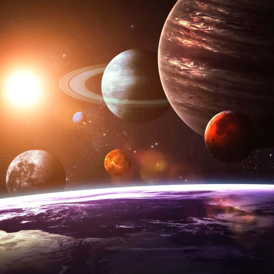 太空 桌布 壁紙 — 一個充滿活力的宇宙場景，發光的太陽照亮了各種行星，包括一個有環的世界和一個巨大的氣態巨行星，背景是繁星點點。
