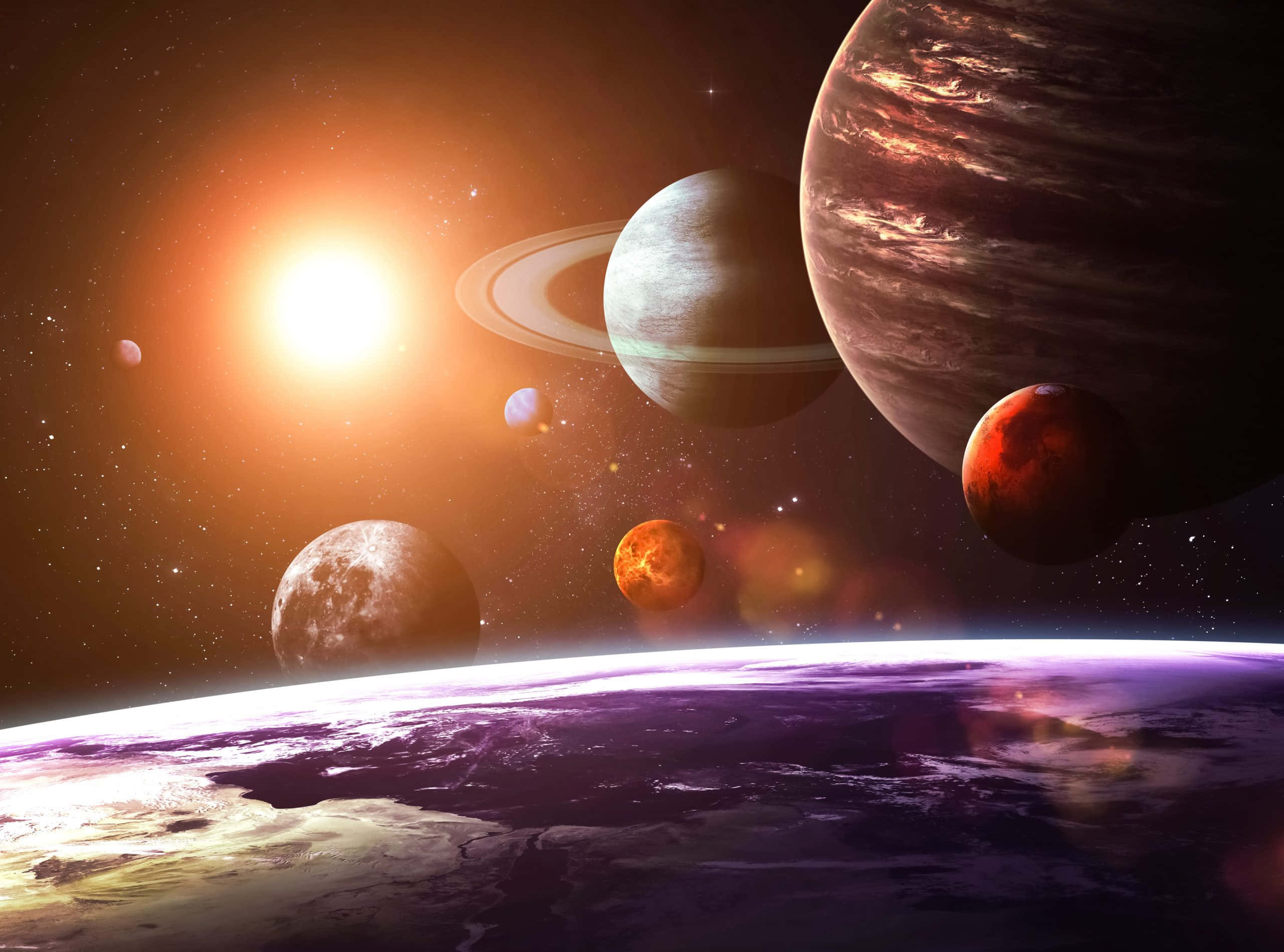 太陽系 桌布 壁紙 — 一個充滿活力的宇宙場景，發光的太陽照亮了各種行星，包括一個有環的世界和一個紅色的火星般行星，背景是星空。