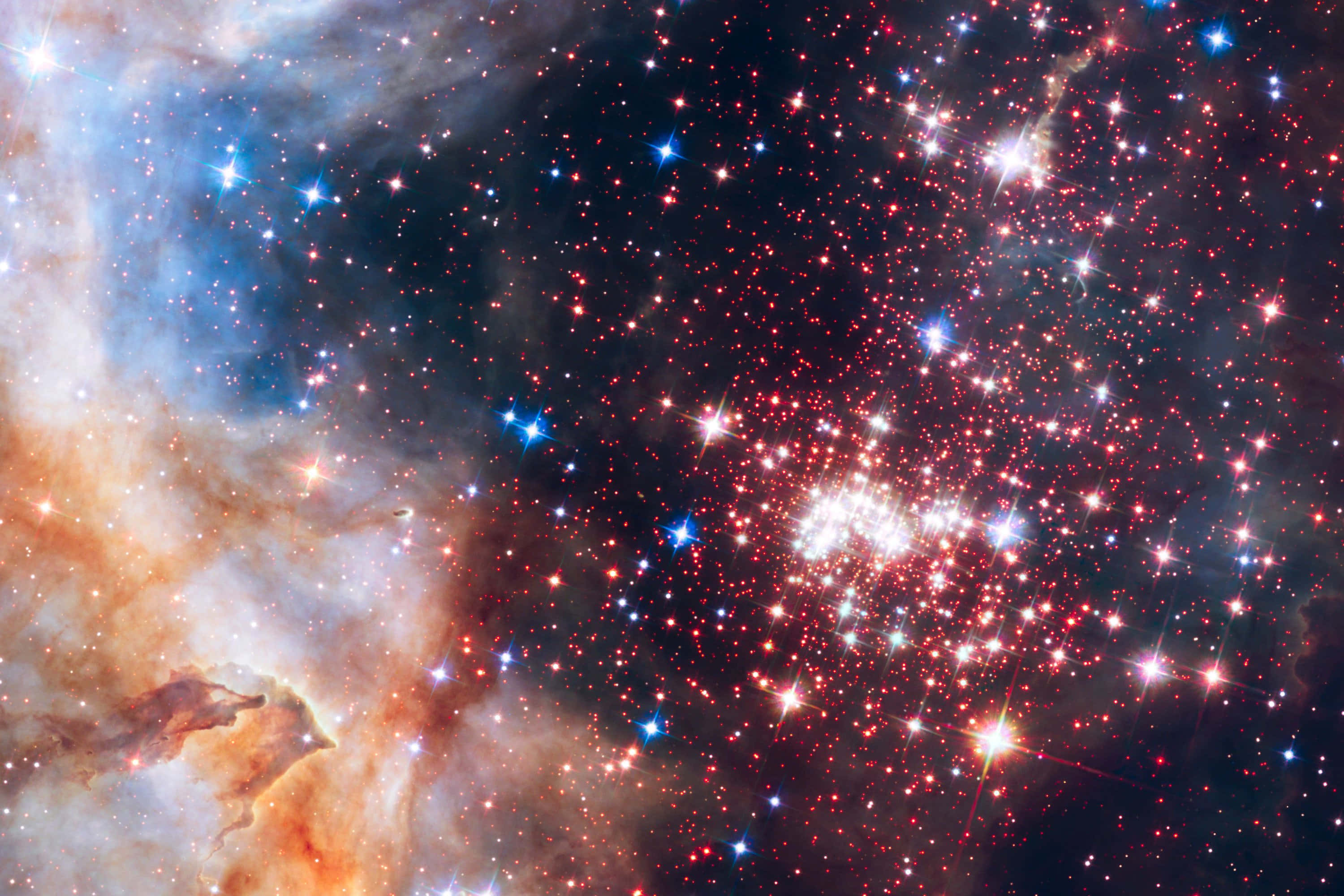 Star Cluster 桌布 壁紙 — 一個充滿活力的宇宙場景，紅色和藍色的星星在發光的橙色和藍色星雲中旋轉，背景是黑暗的虛空。