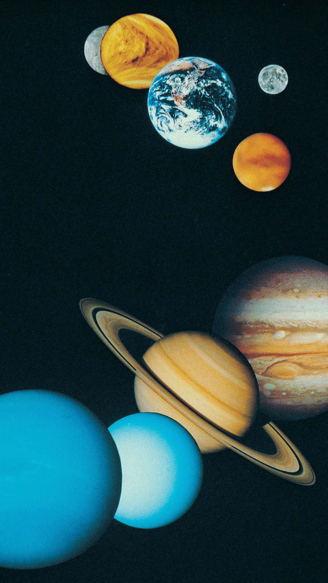 行星動畫 桌布 壁紙 — 一個充滿活力的宇宙壁紙，展示地球、木星、土星和其他行星漂浮在深邃的黑色太空背景上。
